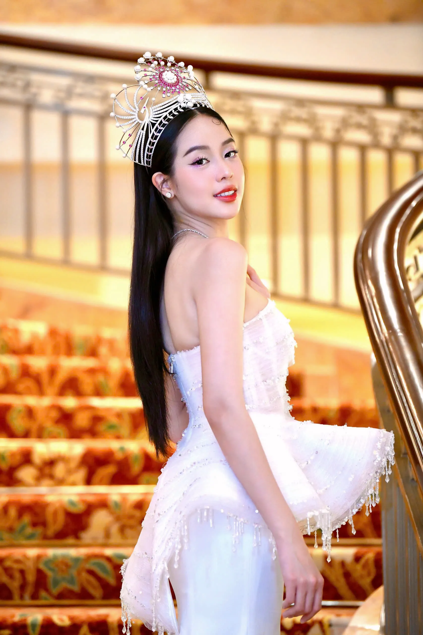Thanh Thủy trước khi trao lại vương miện ảnh 7
