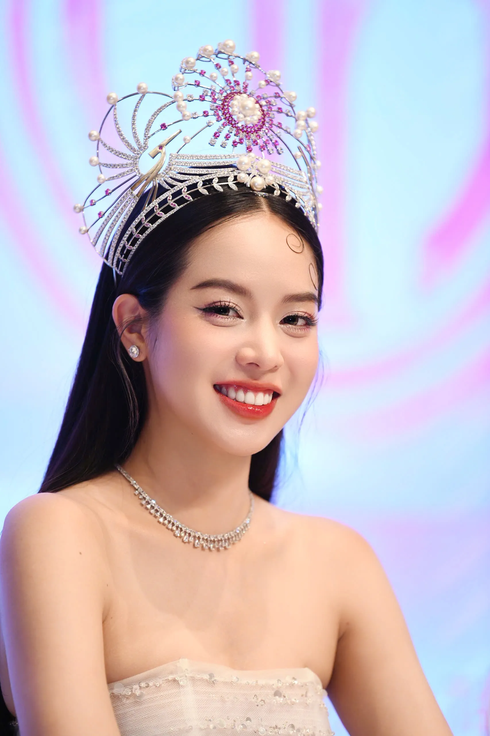 Thanh Thủy trước khi trao lại vương miện ảnh 15