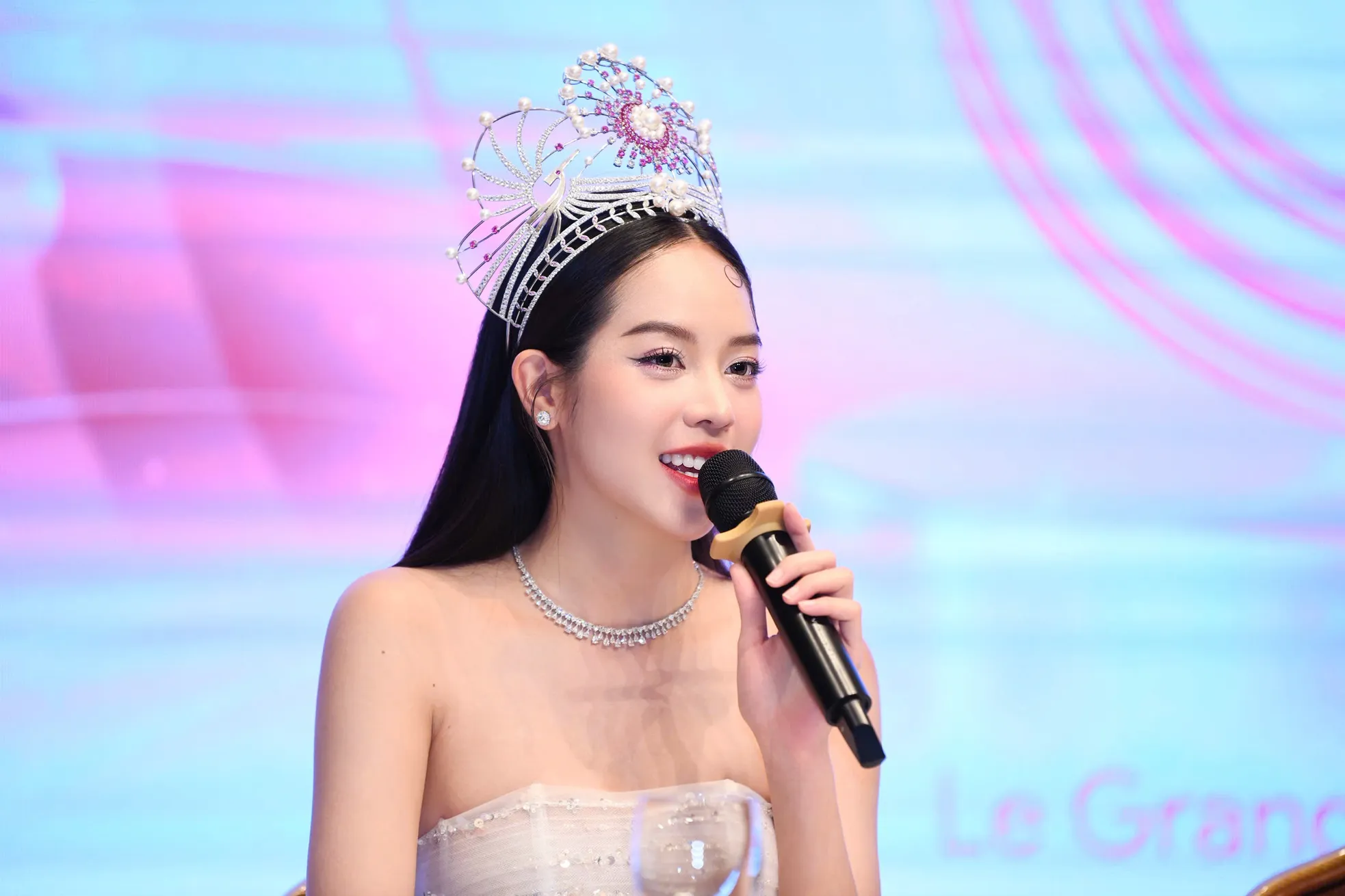 Thanh Thủy trước khi trao lại vương miện ảnh 19