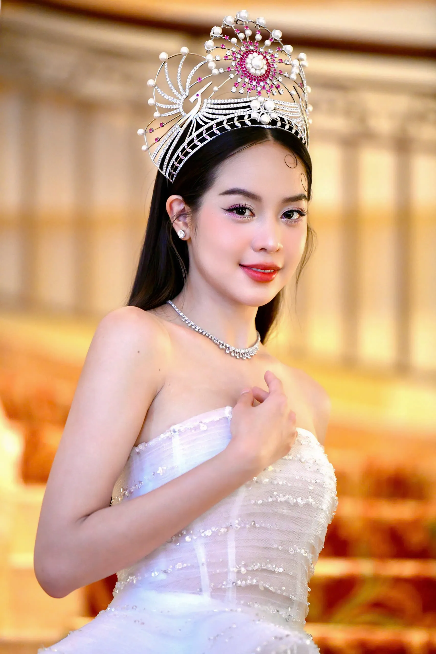 Thanh Thủy trước khi trao lại vương miện ảnh 8