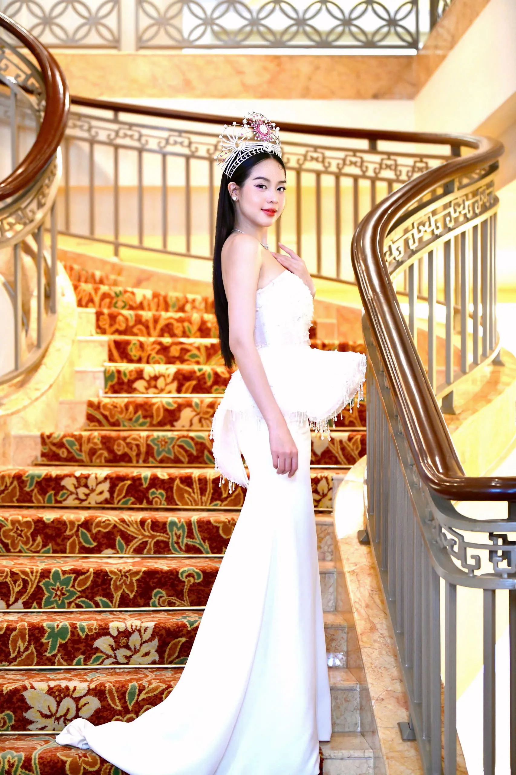 Thanh Thủy trước khi trao lại vương miện ảnh 4
