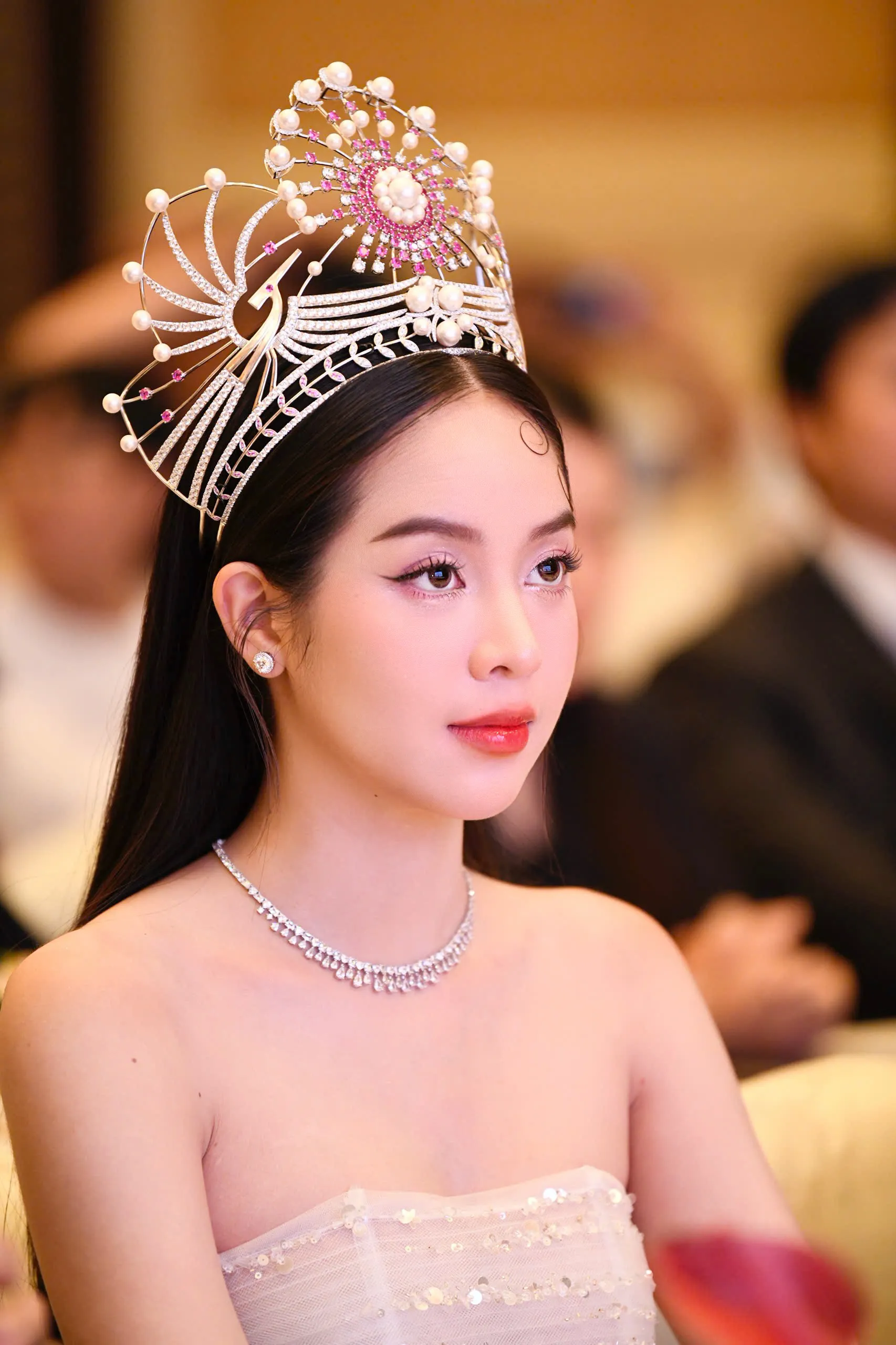 Thanh Thủy trước khi trao lại vương miện ảnh 21