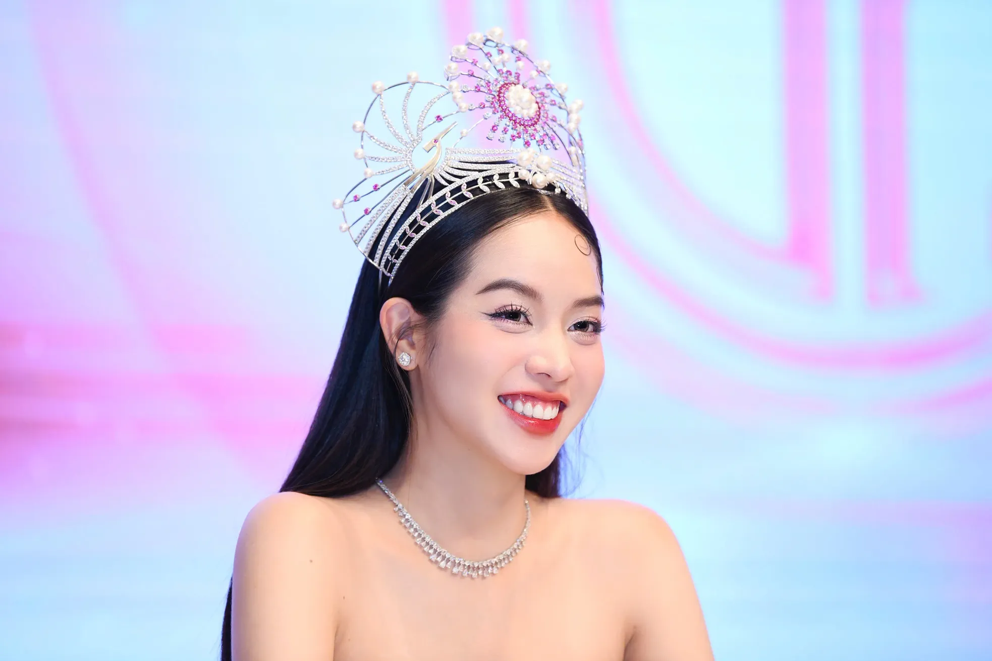 Thanh Thủy trước khi trao lại vương miện ảnh 20