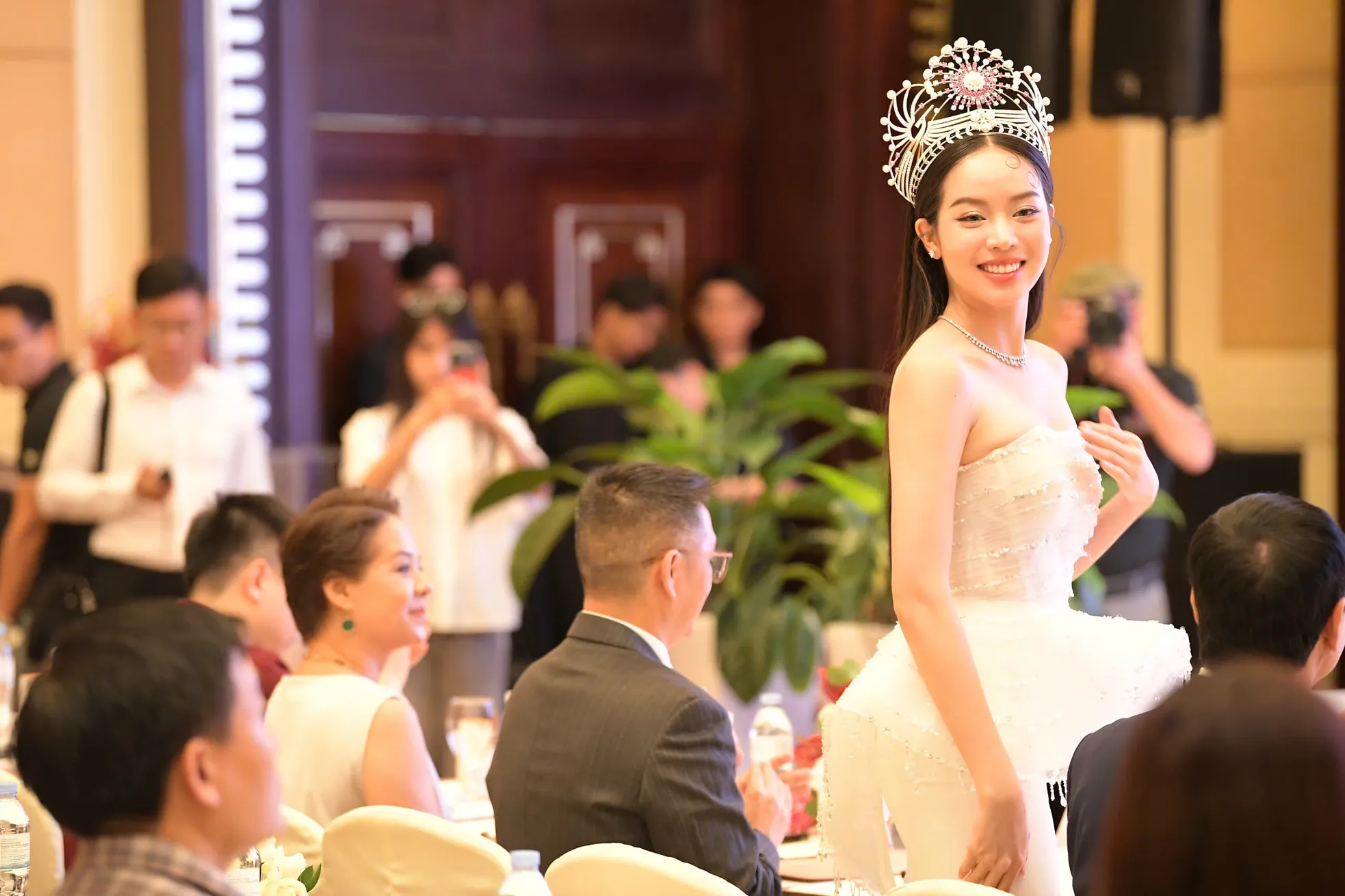 Thanh Thủy trước khi trao lại vương miện ảnh 13