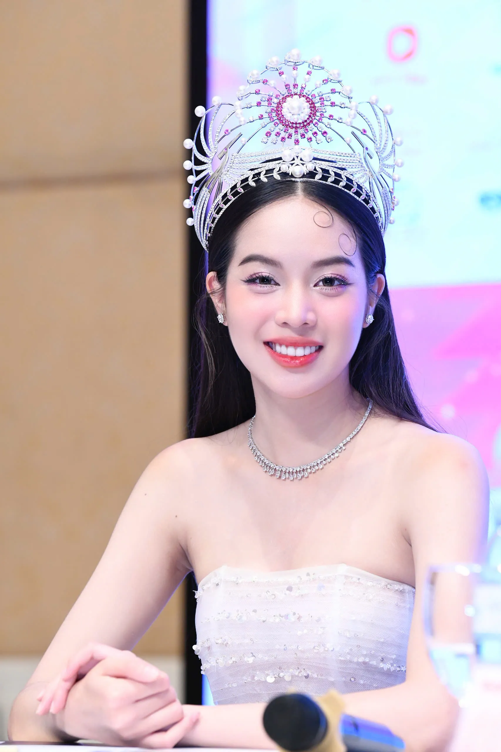 Thanh Thủy trước khi trao lại vương miện ảnh 16