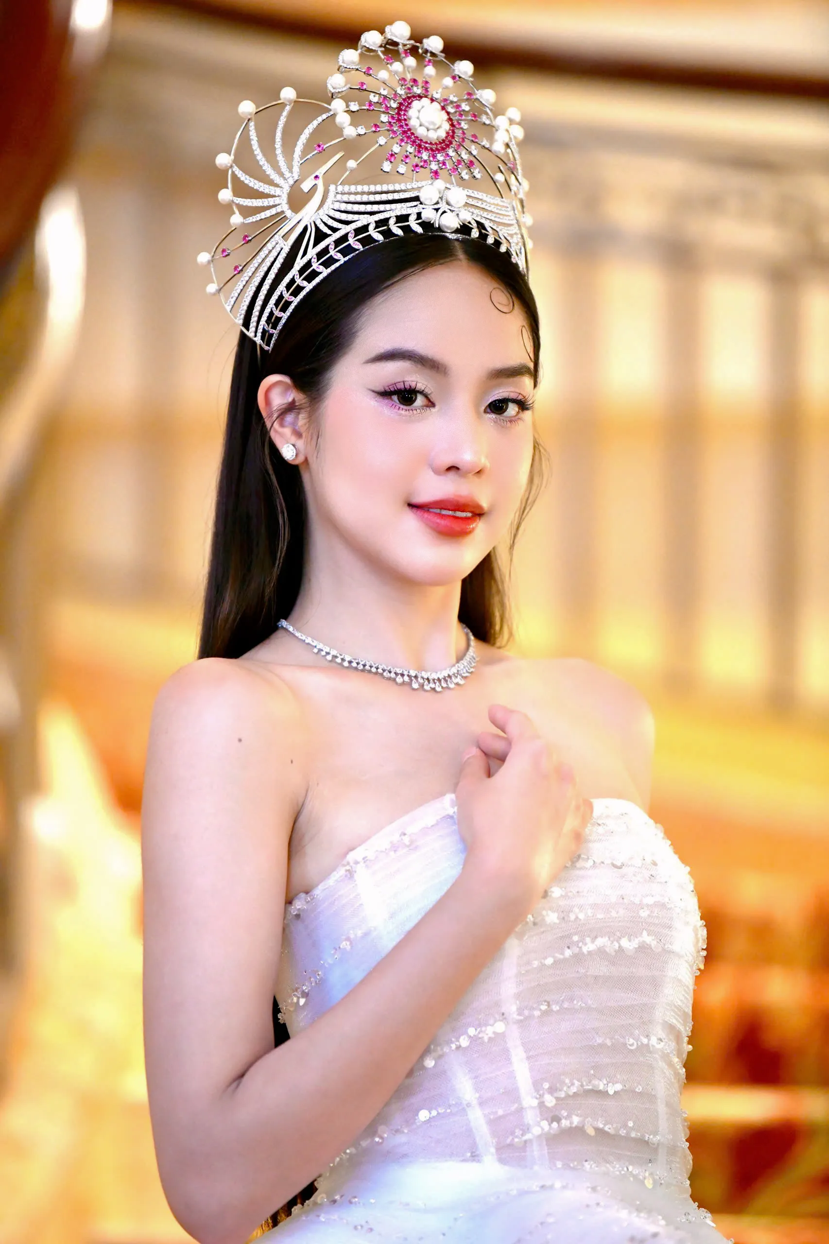 Thanh Thủy trước khi trao lại vương miện ảnh 9