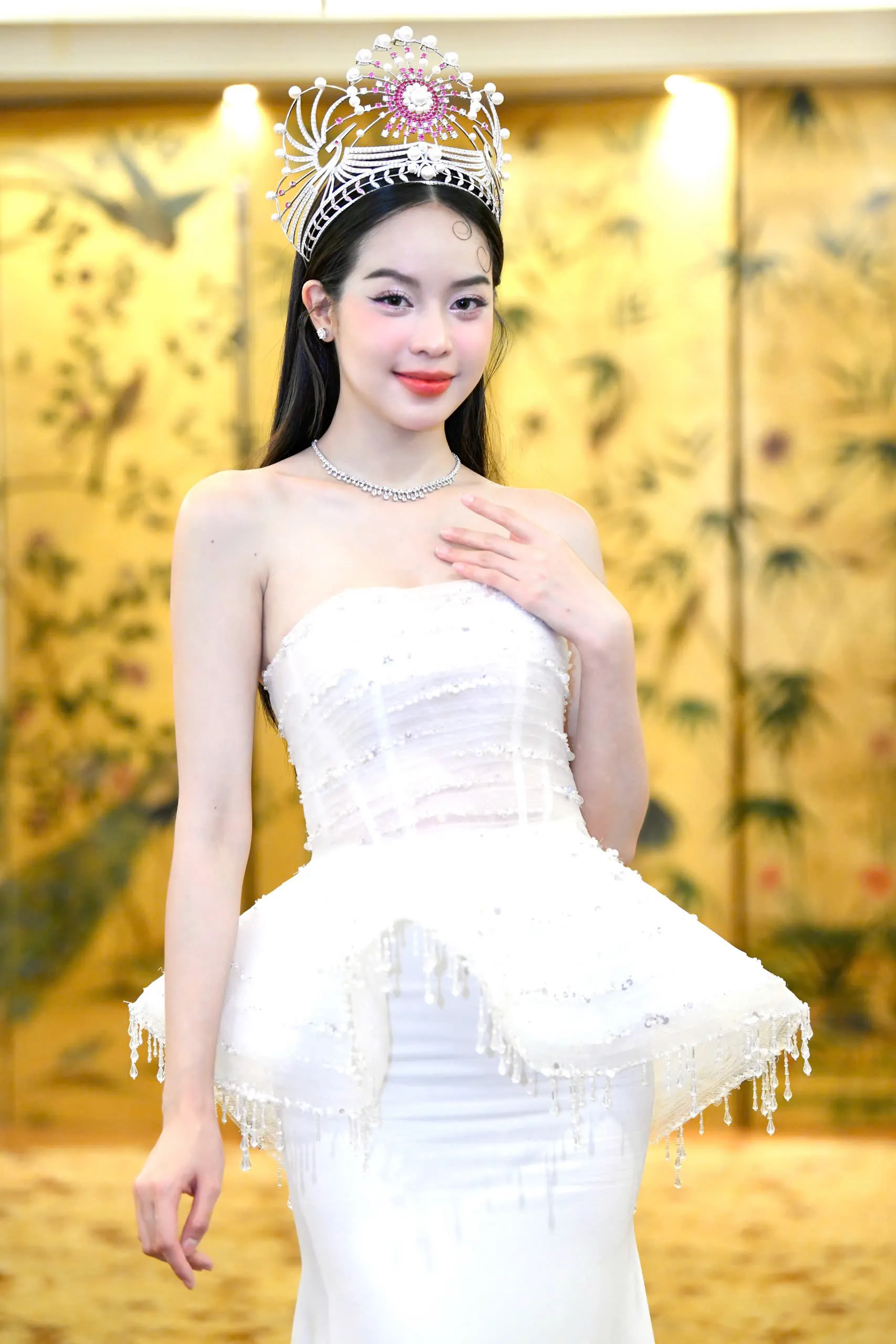 Thanh Thủy trước khi trao lại vương miện ảnh 10