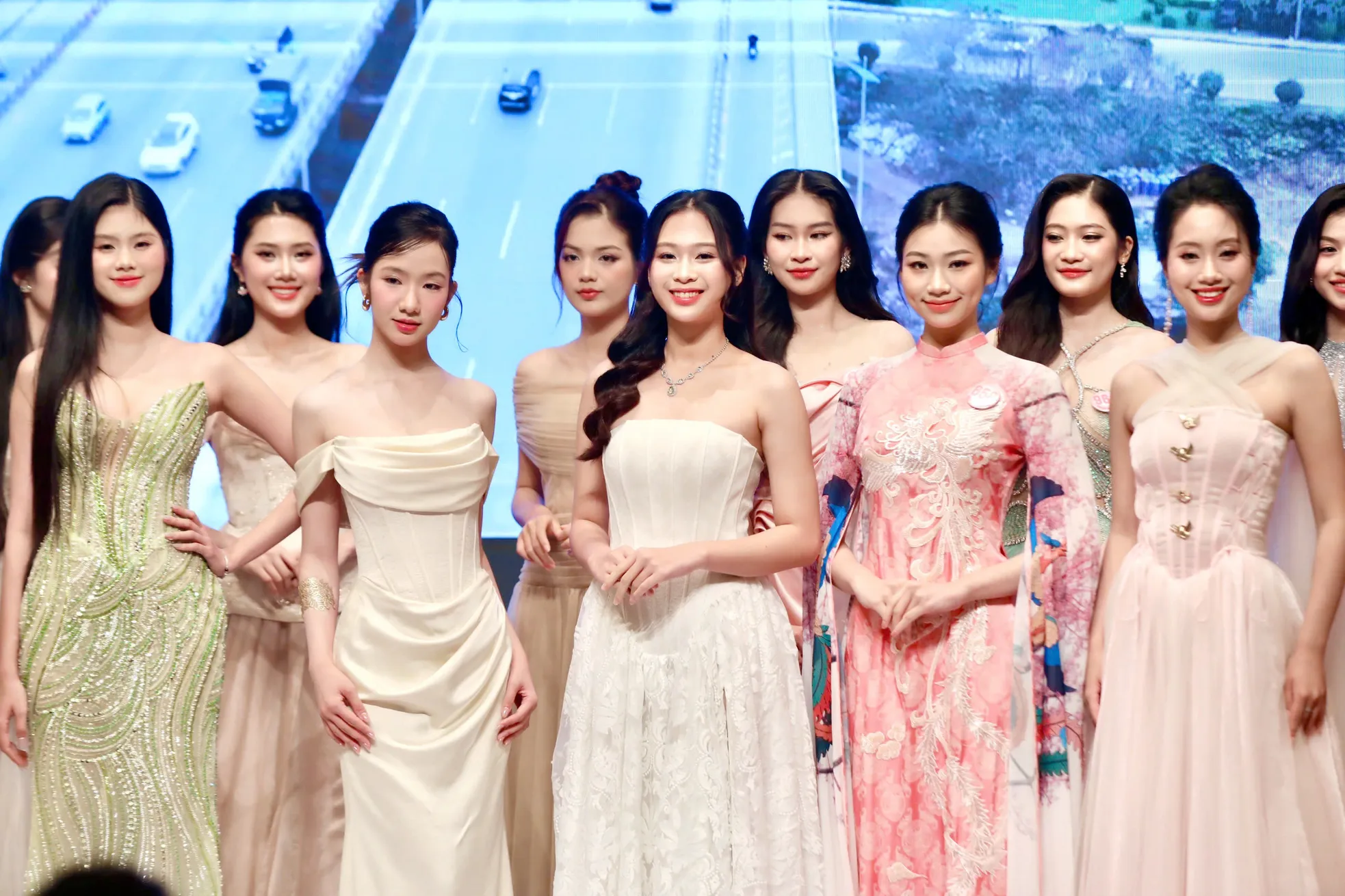 Cận nhan sắc 25 thí sinh tại họp báo chung kết Hoa hậu Việt Nam 2024 ảnh 21
