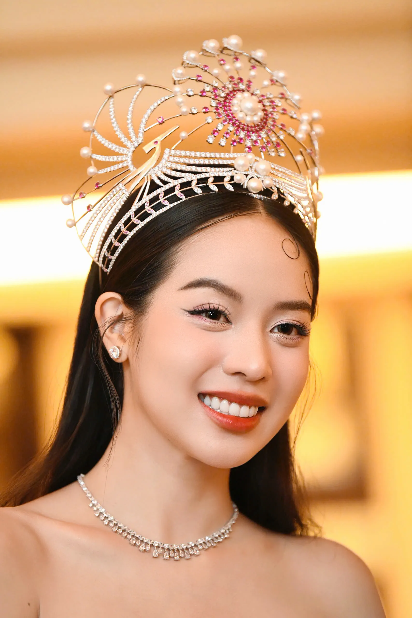 Thanh Thủy trước khi trao lại vương miện ảnh 11