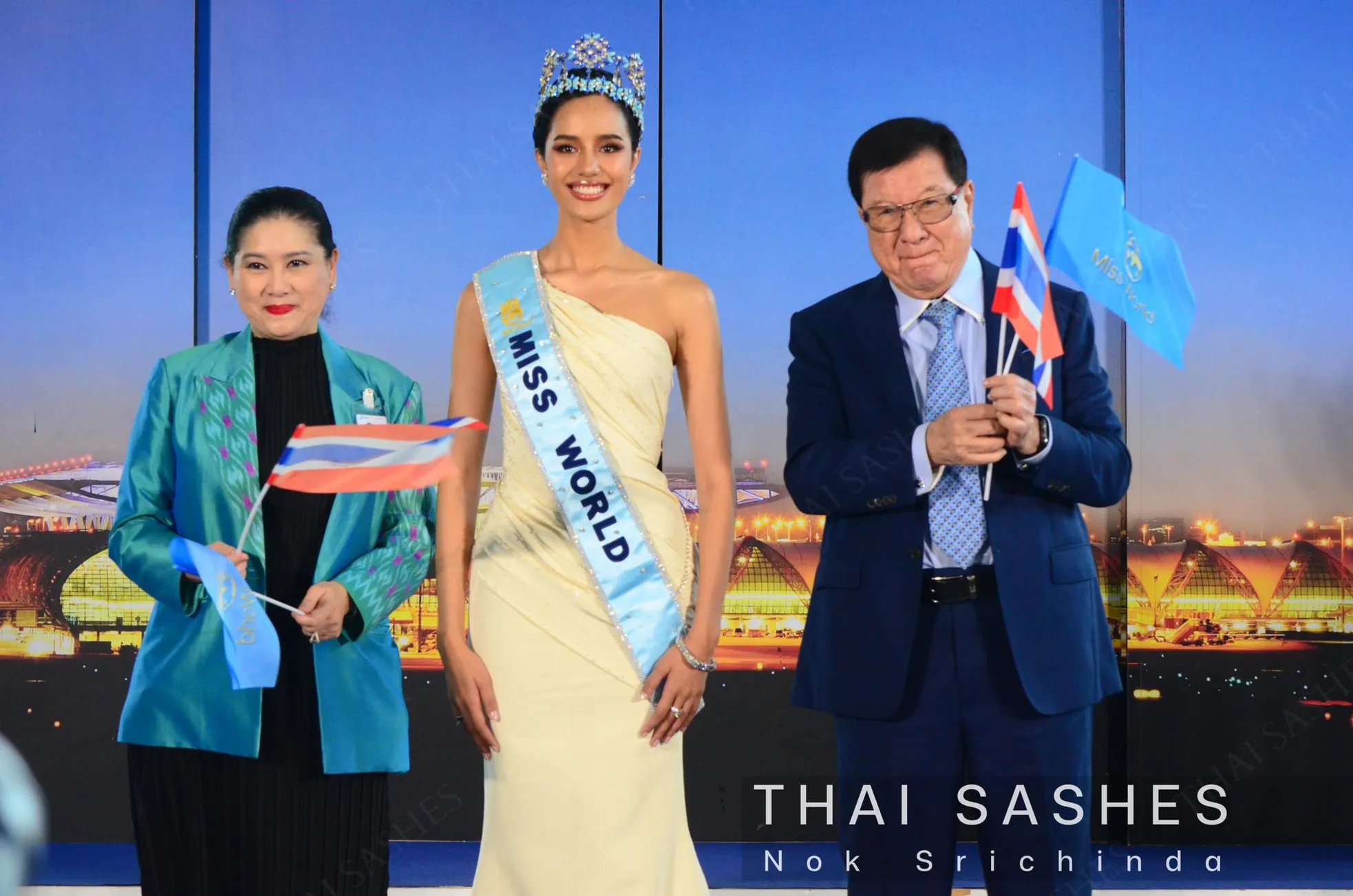 Hàng nghìn người dân Thái Lan đón Hoa hậu Thế giới 2025 về nước ảnh 19