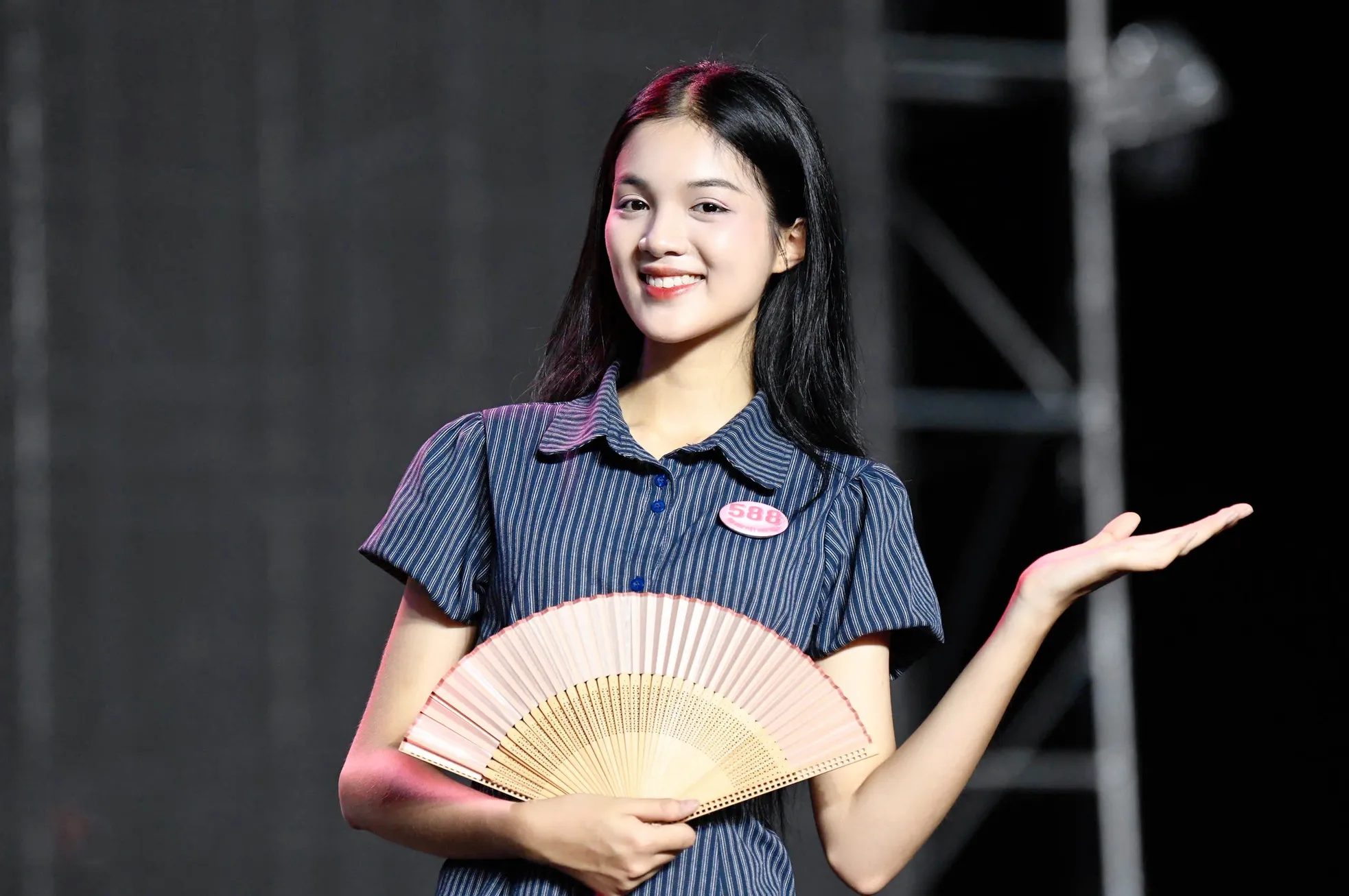 Thí sinh miệt mài tập luyện tới nửa đêm cho chung kết Hoa hậu Việt Nam - Ảnh 5. Thí sinh miệt mài tập luyện tới nửa đêm cho chung kết Hoa hậu Việt Nam - Ảnh 5.