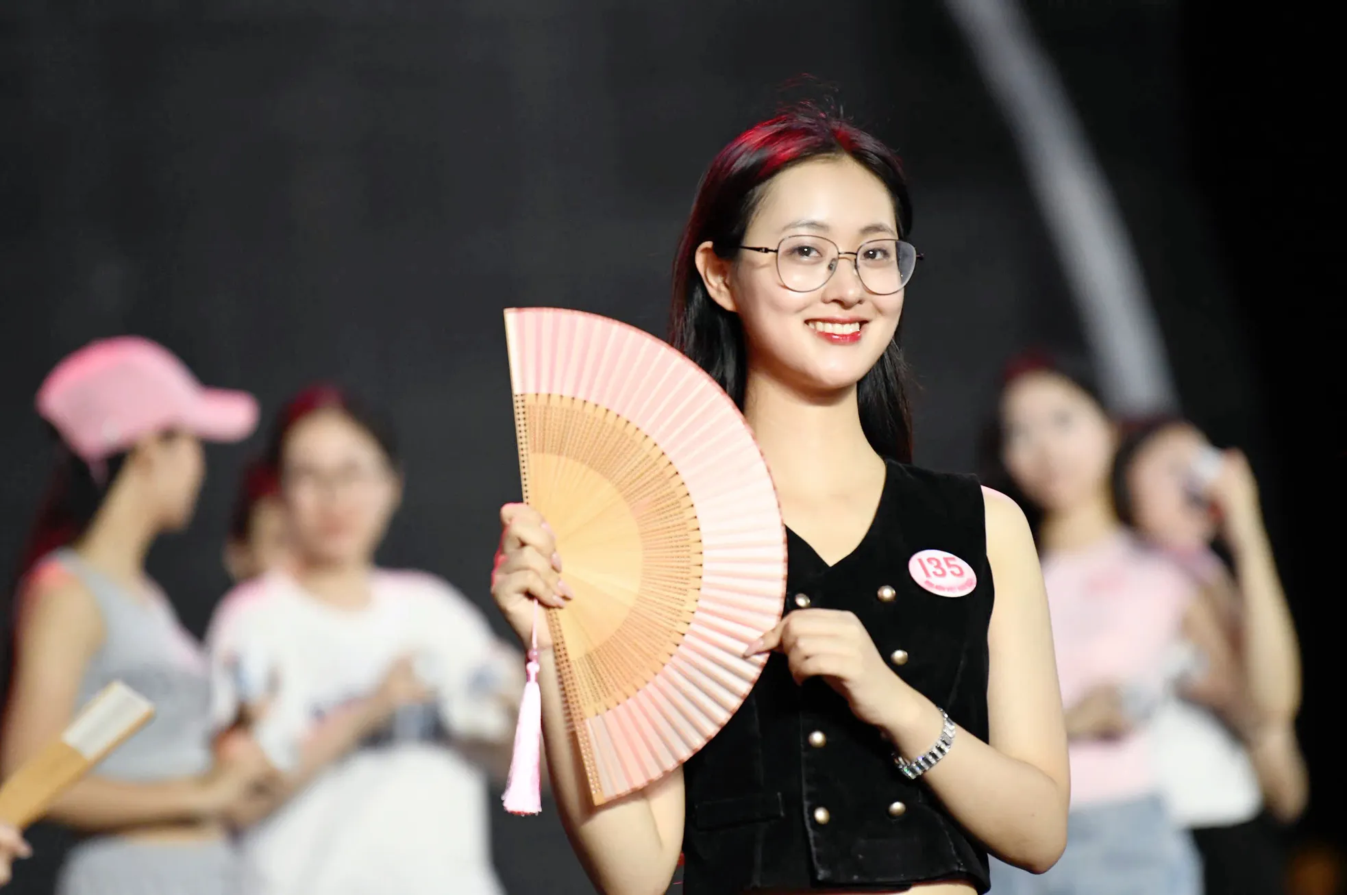 Thí sinh miệt mài tập luyện tới nửa đêm cho chung kết Hoa hậu Việt Nam - Ảnh 4. Thí sinh miệt mài tập luyện tới nửa đêm cho chung kết Hoa hậu Việt Nam - Ảnh 4.