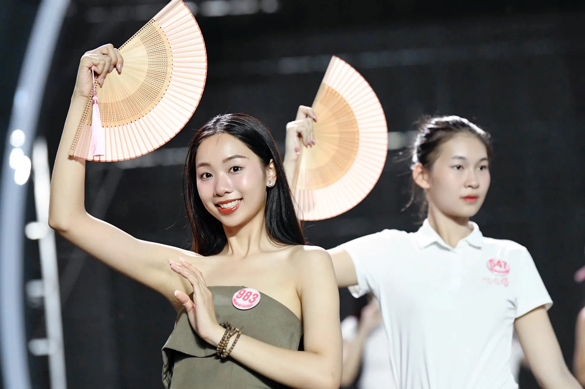 Thí sinh miệt mài tập luyện tới nửa đêm cho chung kết Hoa hậu Việt Nam - Ảnh 8. Thí sinh miệt mài tập luyện tới nửa đêm cho chung kết Hoa hậu Việt Nam - Ảnh 8.