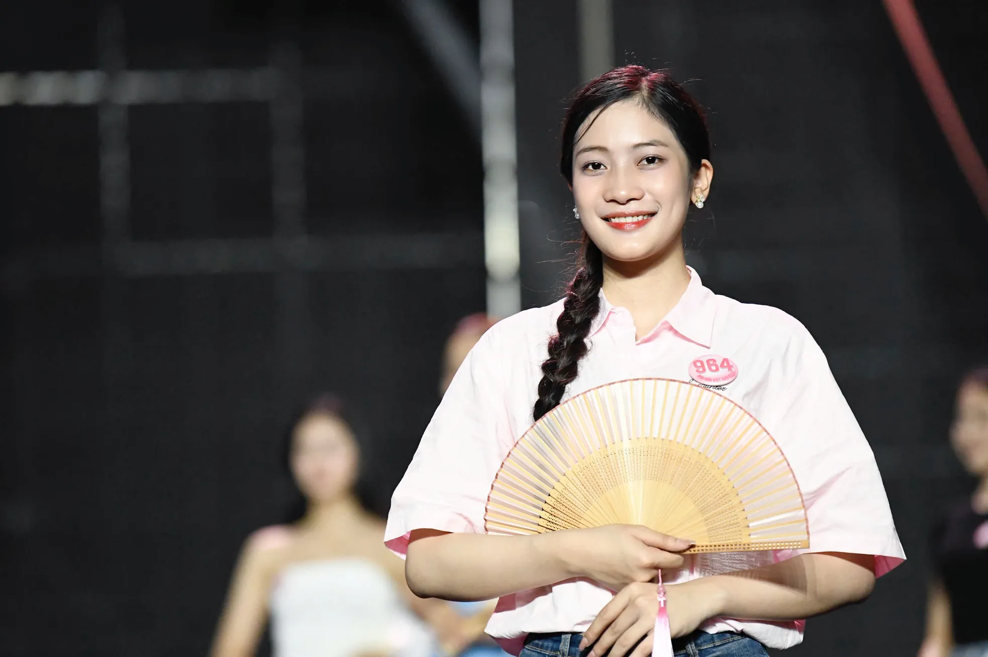 Thí sinh miệt mài tập luyện tới nửa đêm cho chung kết Hoa hậu Việt Nam - Ảnh 7. Thí sinh miệt mài tập luyện tới nửa đêm cho chung kết Hoa hậu Việt Nam - Ảnh 7.