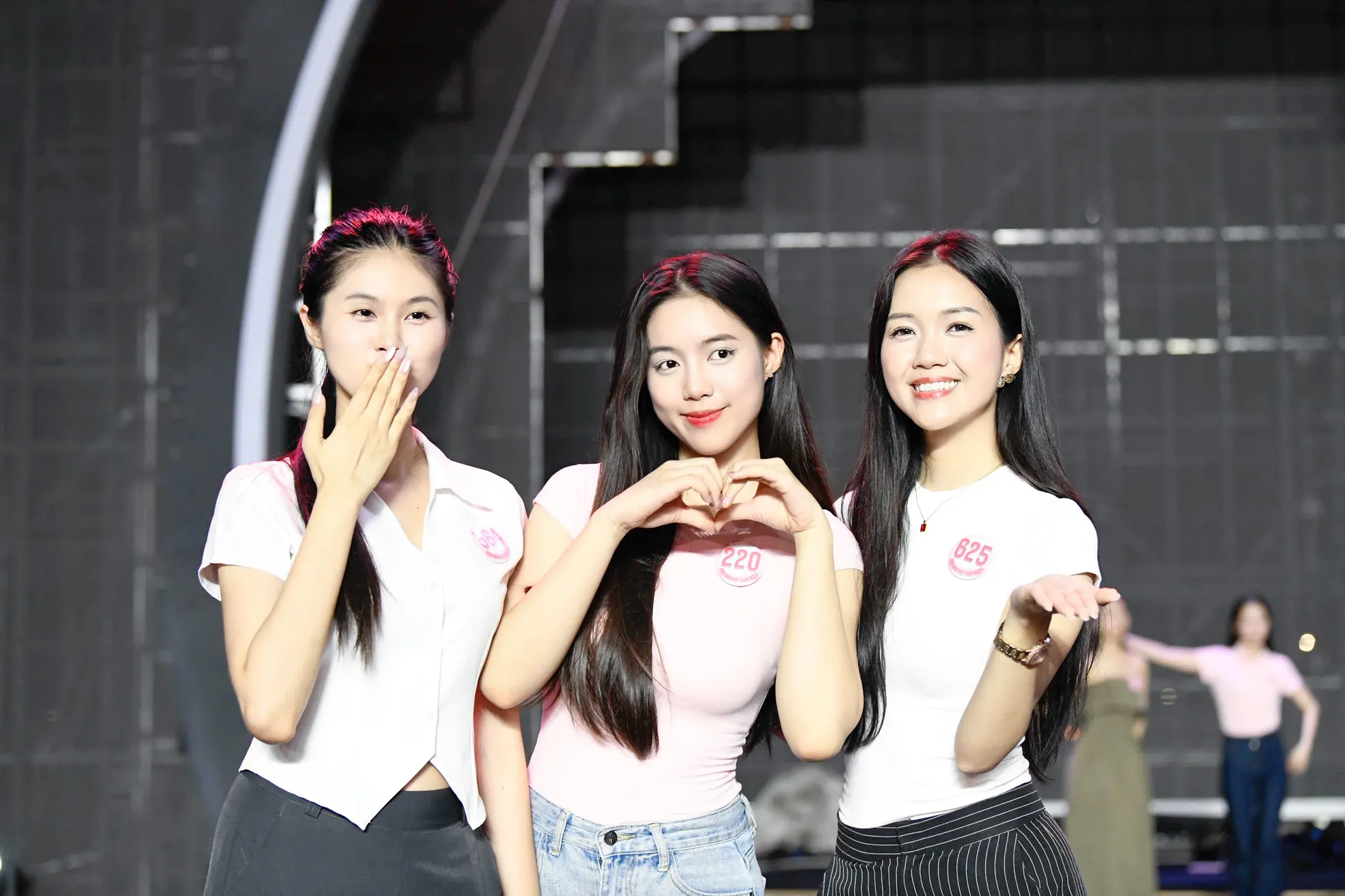 Thí sinh miệt mài tập luyện tới nửa đêm cho chung kết Hoa hậu Việt Nam - Ảnh 22. Thí sinh miệt mài tập luyện tới nửa đêm cho chung kết Hoa hậu Việt Nam - Ảnh 22.