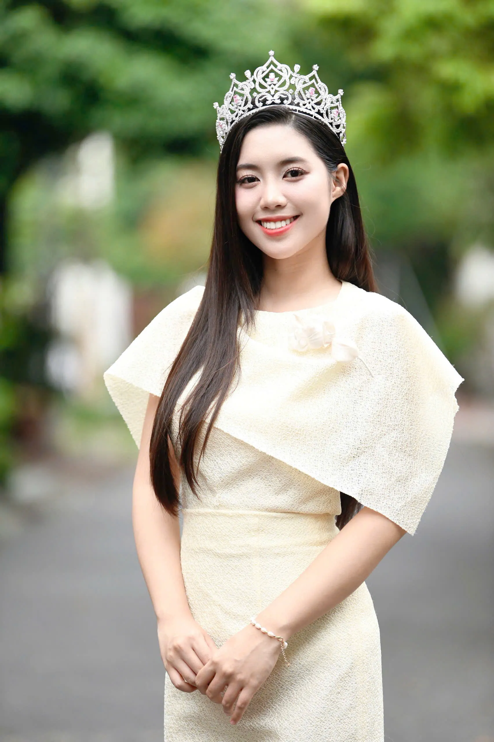 Cận nhan sắc Hoa hậu Hà Trúc Linh, Á hậu Châu Anh, Vân Nhi sau 3 ngày đăng quang ảnh 13