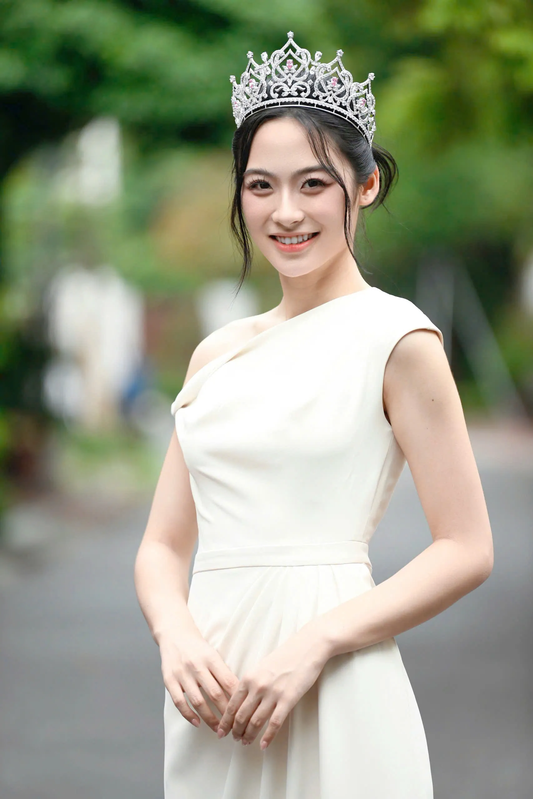 Cận nhan sắc Hoa hậu Hà Trúc Linh, Á hậu Châu Anh, Vân Nhi sau 3 ngày đăng quang ảnh 17