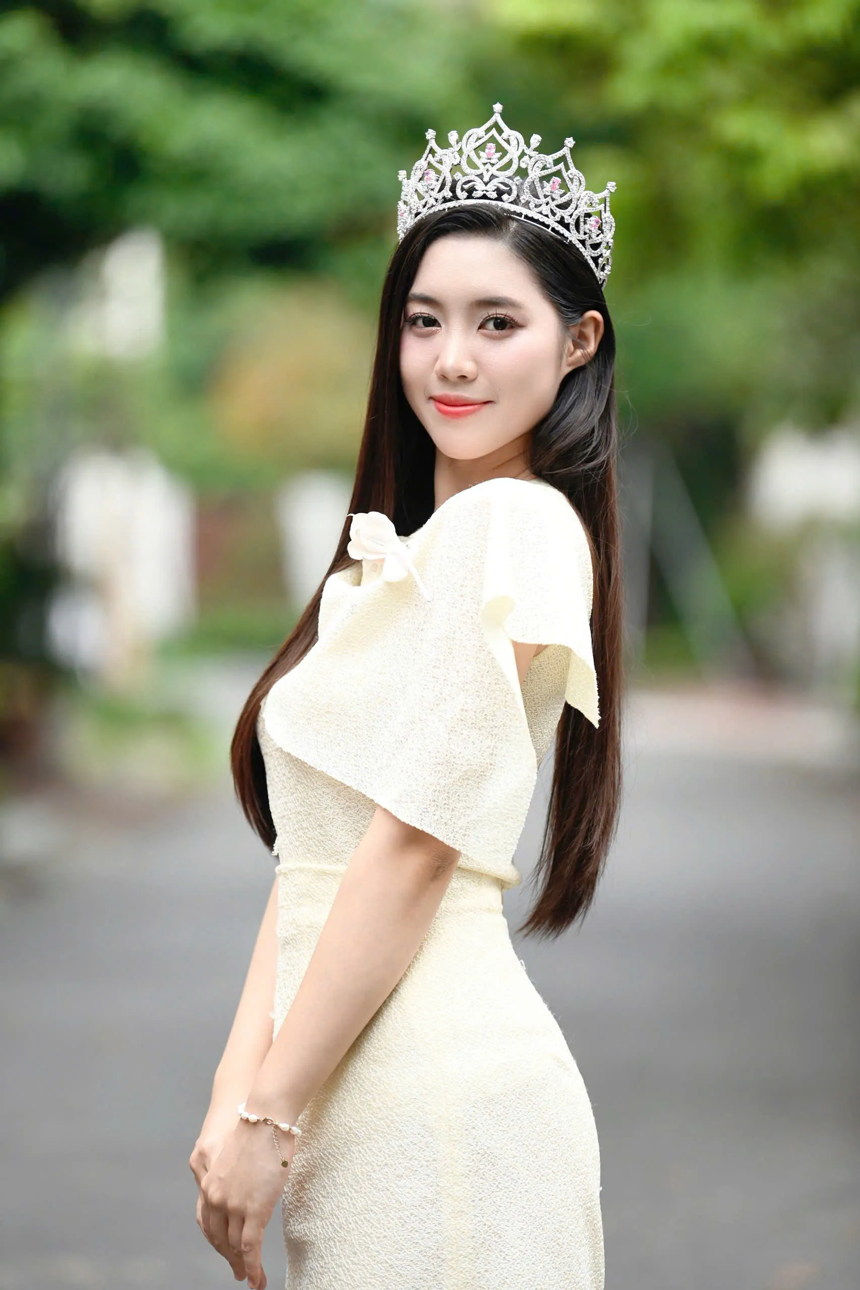 Cận nhan sắc Hoa hậu Hà Trúc Linh, Á hậu Châu Anh, Vân Nhi sau 3 ngày đăng quang ảnh 14