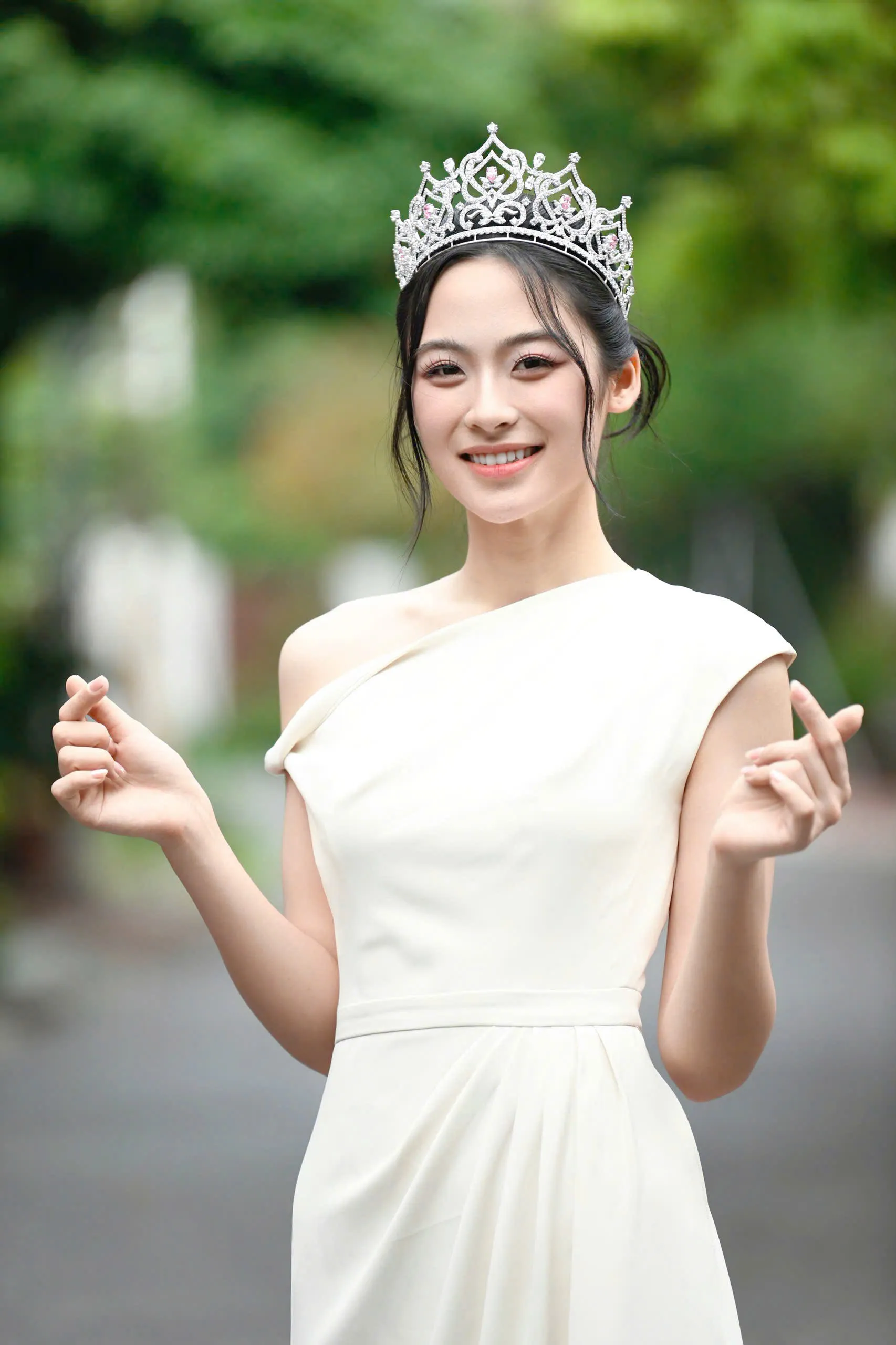 Cận nhan sắc Hoa hậu Hà Trúc Linh, Á hậu Châu Anh, Vân Nhi sau 3 ngày đăng quang ảnh 16
