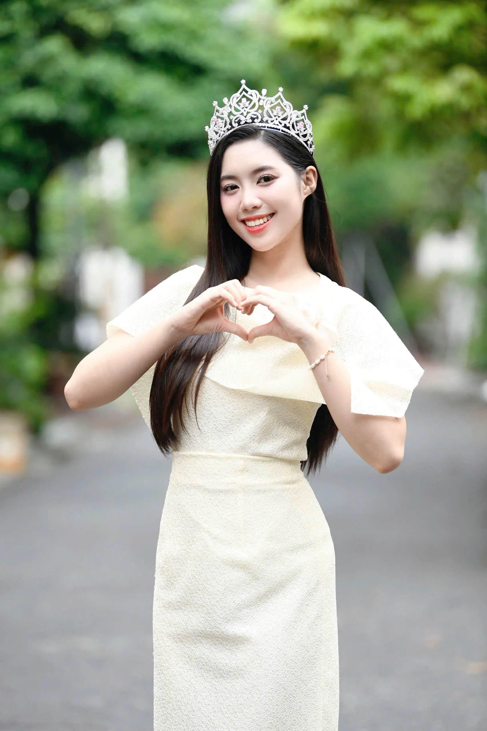 Cận nhan sắc Hoa hậu Hà Trúc Linh, Á hậu Châu Anh, Vân Nhi sau 3 ngày đăng quang ảnh 12