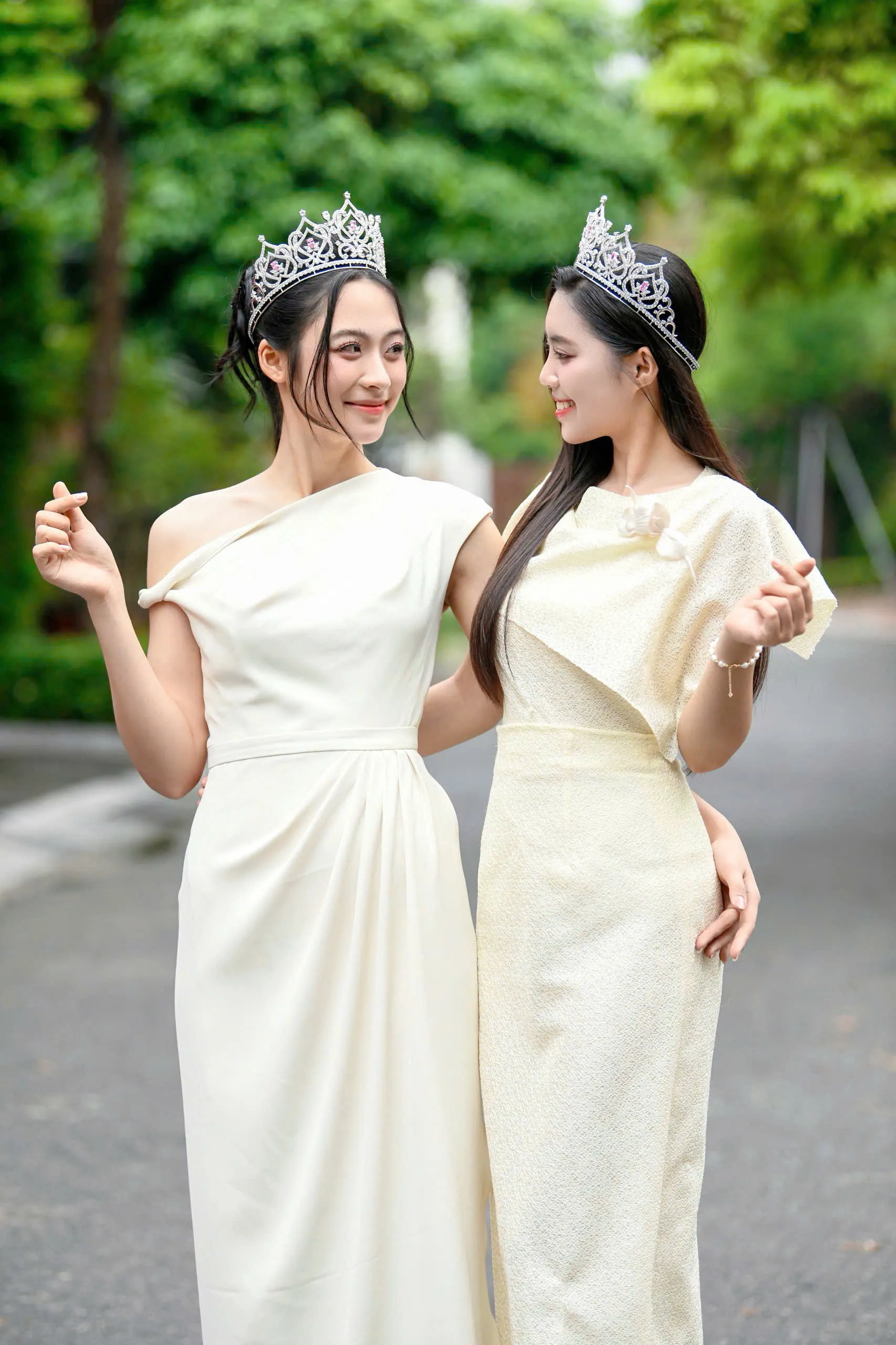 Cận nhan sắc Hoa hậu Hà Trúc Linh, Á hậu Châu Anh, Vân Nhi sau 3 ngày đăng quang ảnh 18