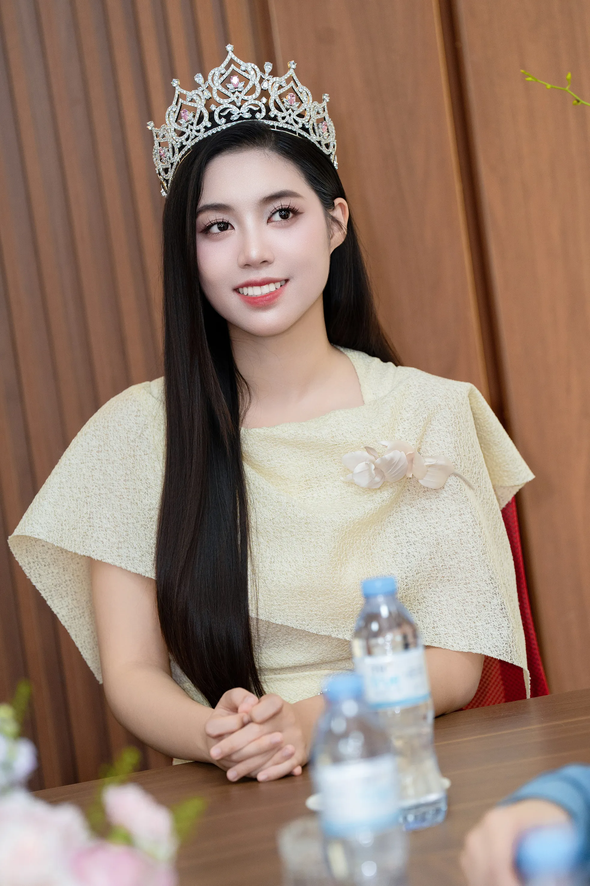 Cận nhan sắc Hoa hậu Hà Trúc Linh, Á hậu Châu Anh, Vân Nhi sau 3 ngày đăng quang ảnh 21