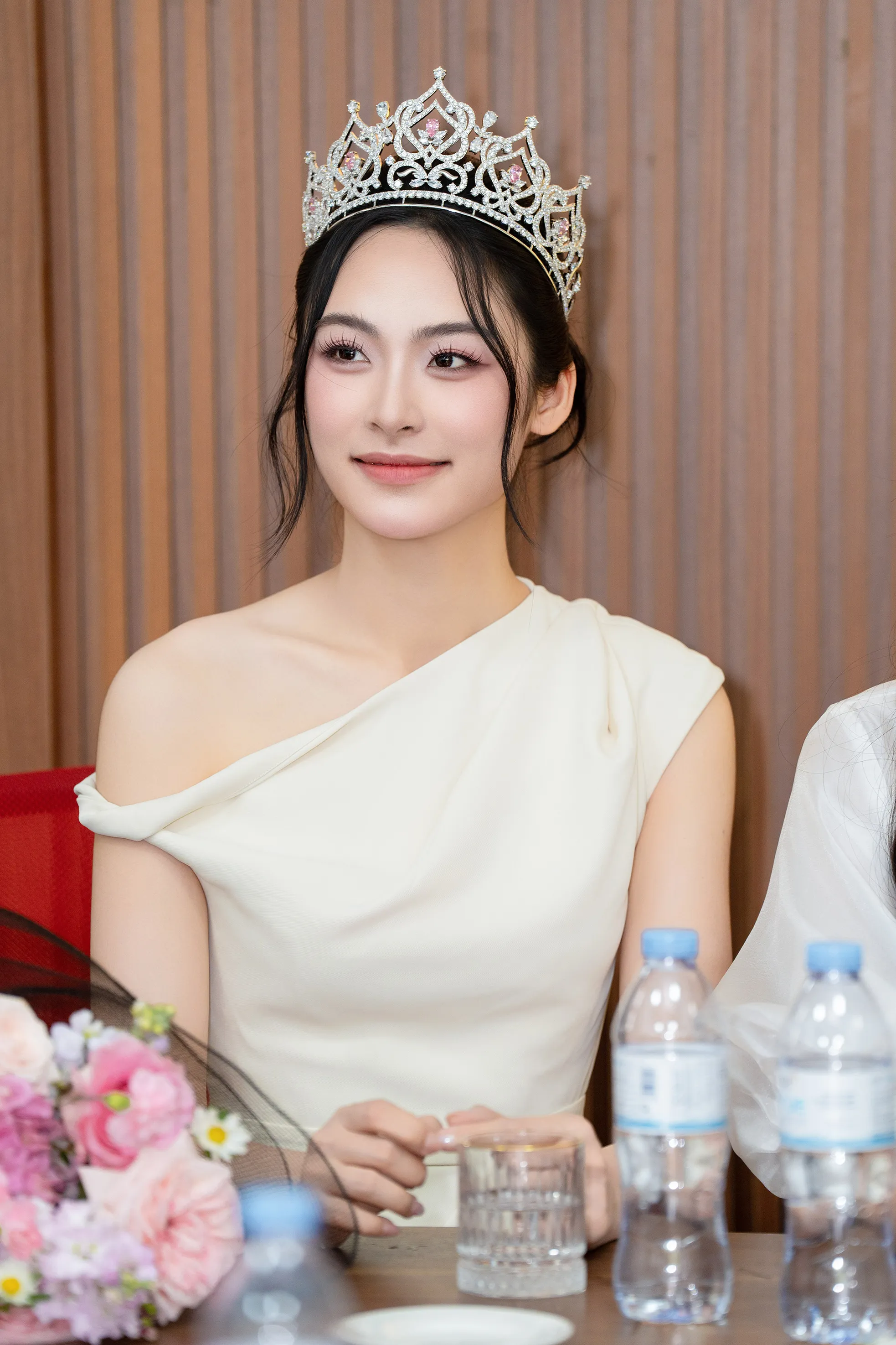 Cận nhan sắc Hoa hậu Hà Trúc Linh, Á hậu Châu Anh, Vân Nhi sau 3 ngày đăng quang ảnh 23