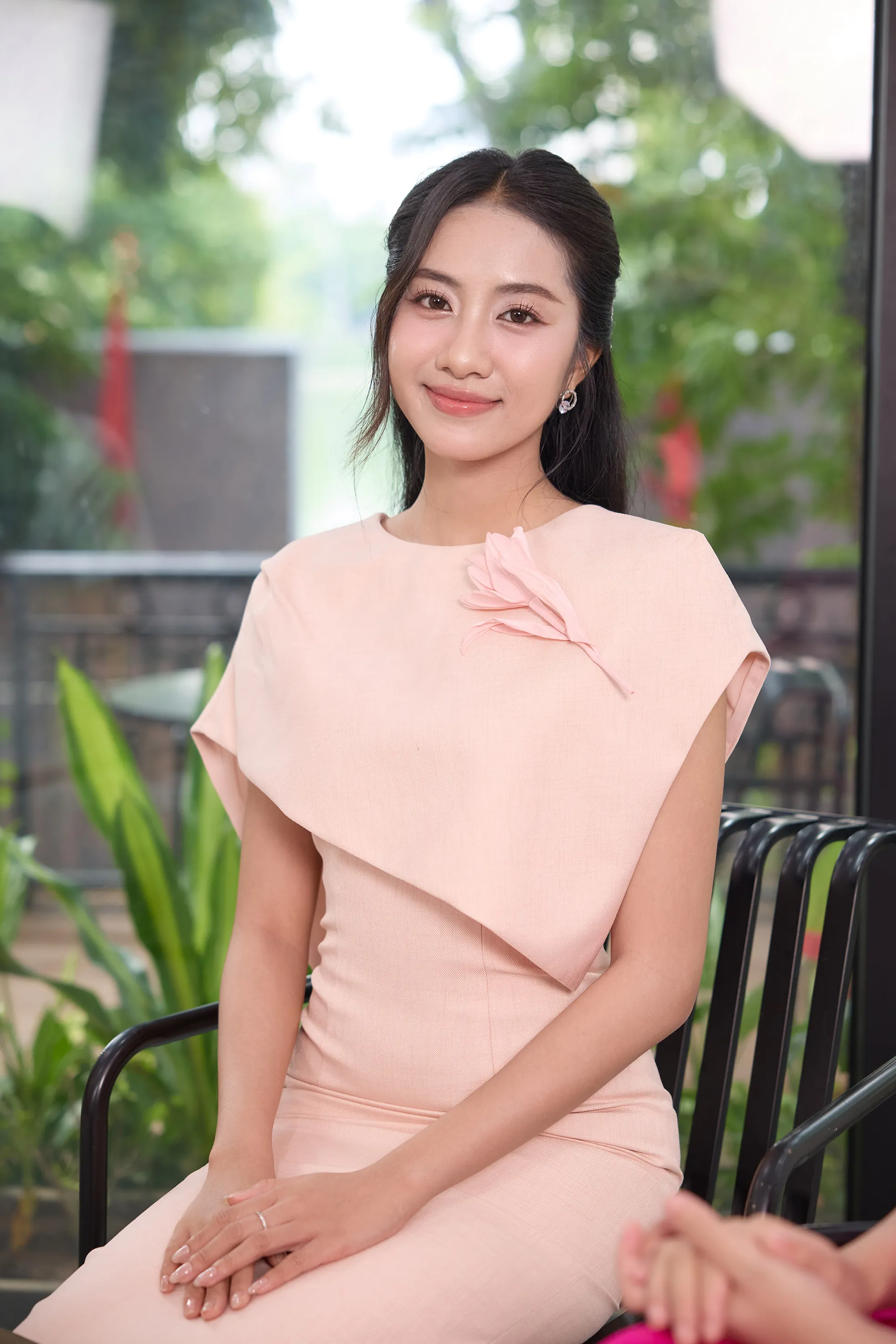 Giây phút Á hậu Châu Anh gặp lại chị gái Đại uý ảnh 19