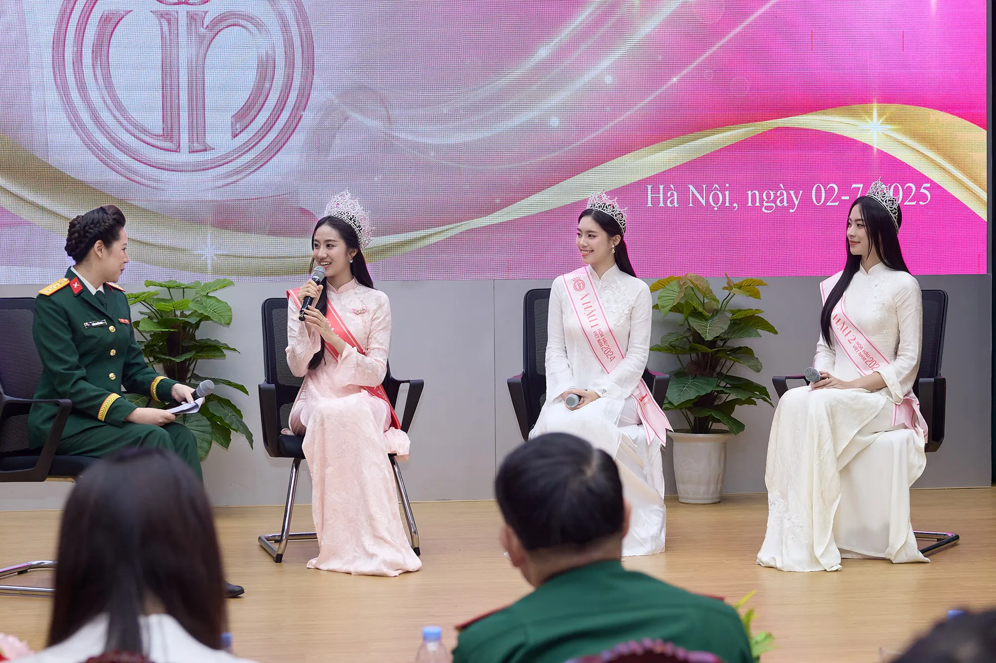 Giây phút Á hậu Châu Anh gặp lại chị gái Đại uý ảnh 23