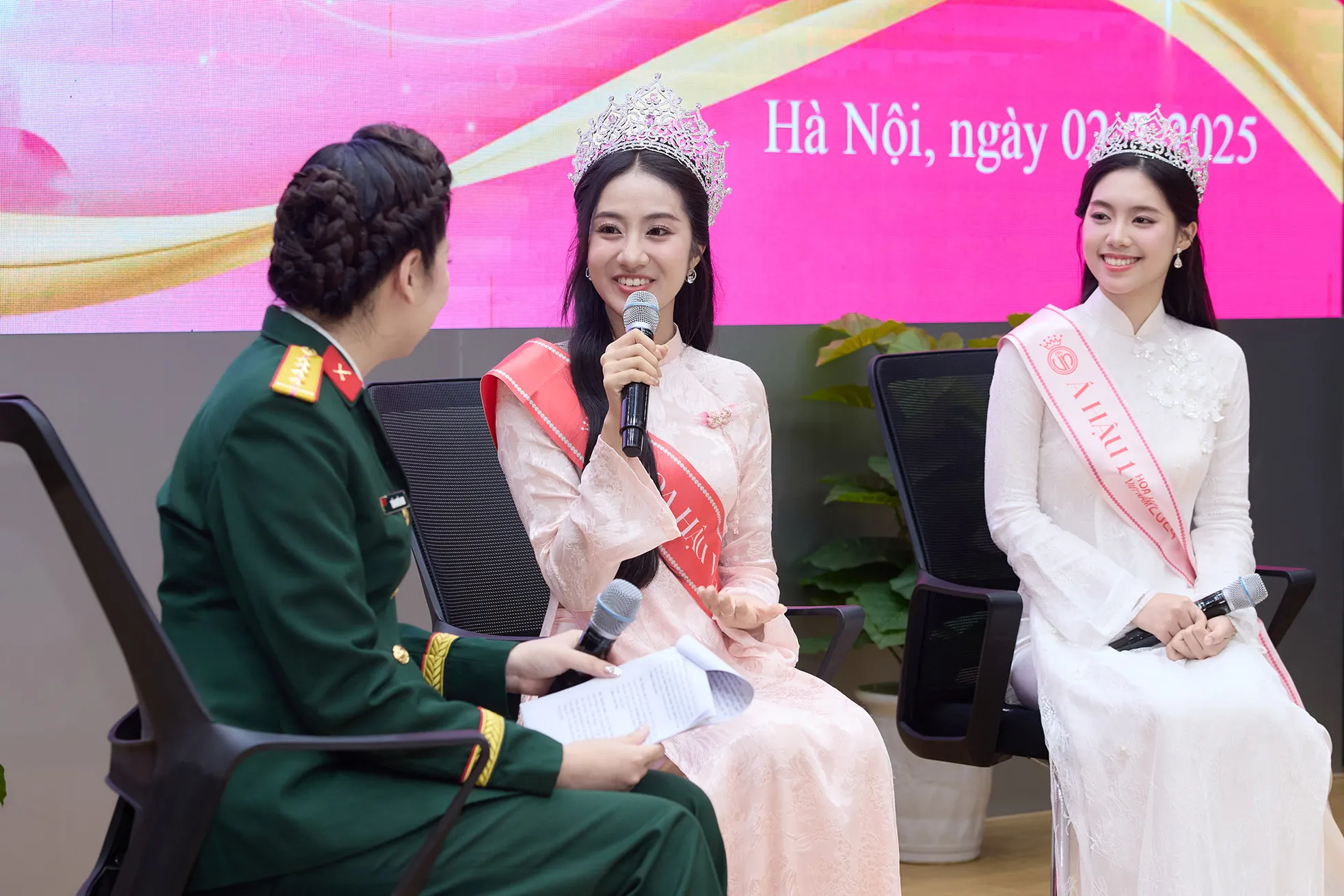 Giây phút Á hậu Châu Anh gặp lại chị gái Đại uý ảnh 22