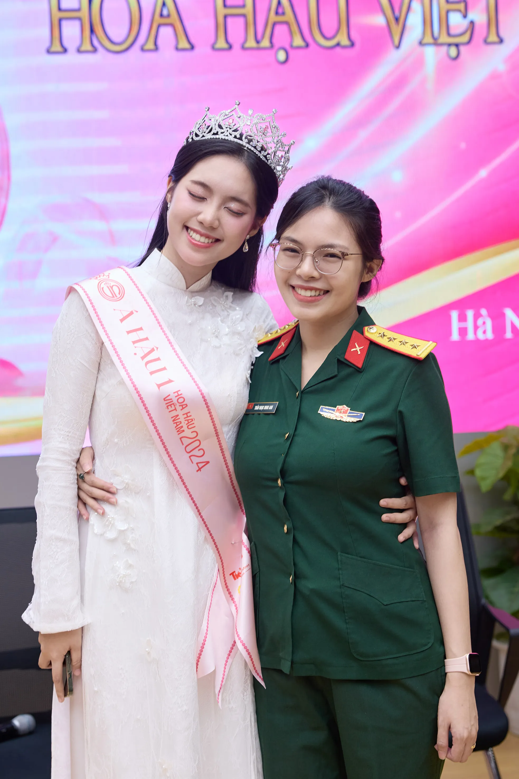 Giây phút Á hậu Châu Anh gặp lại chị gái Đại uý ảnh 27