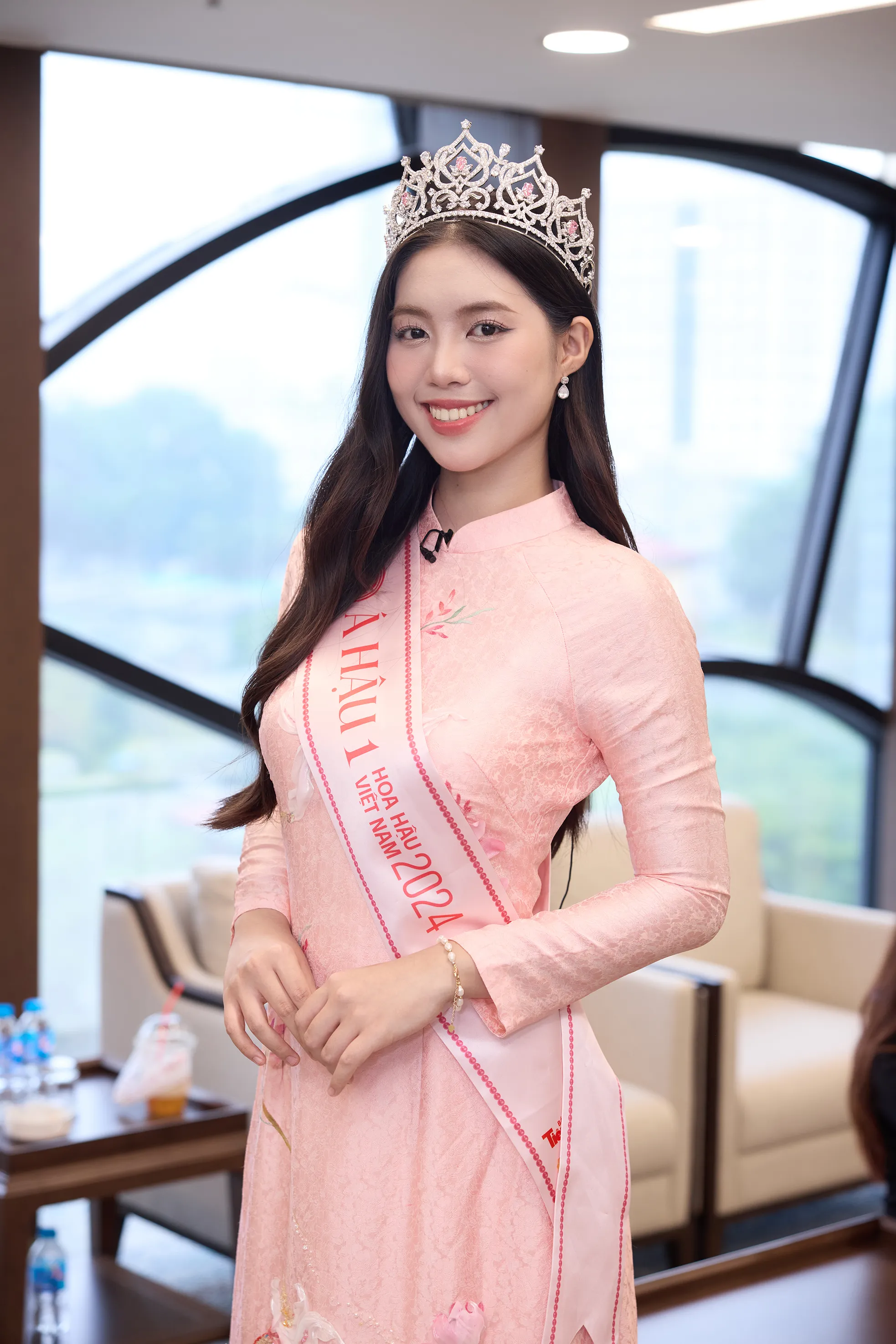 Châu Anh lần đầu mặc quân phục sau 6 tháng tập trung cho Hoa hậu Việt Nam ảnh 1