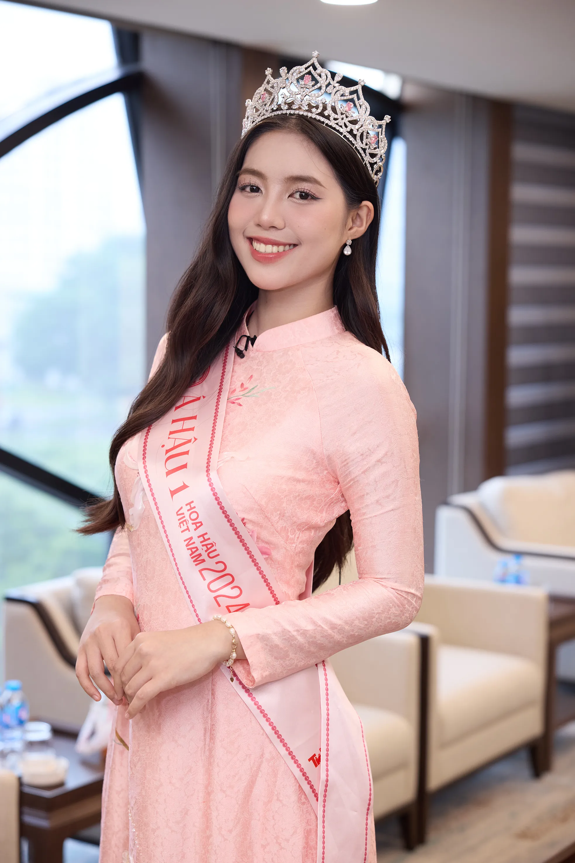 Châu Anh lần đầu mặc quân phục sau 6 tháng tập trung cho Hoa hậu Việt Nam ảnh 2