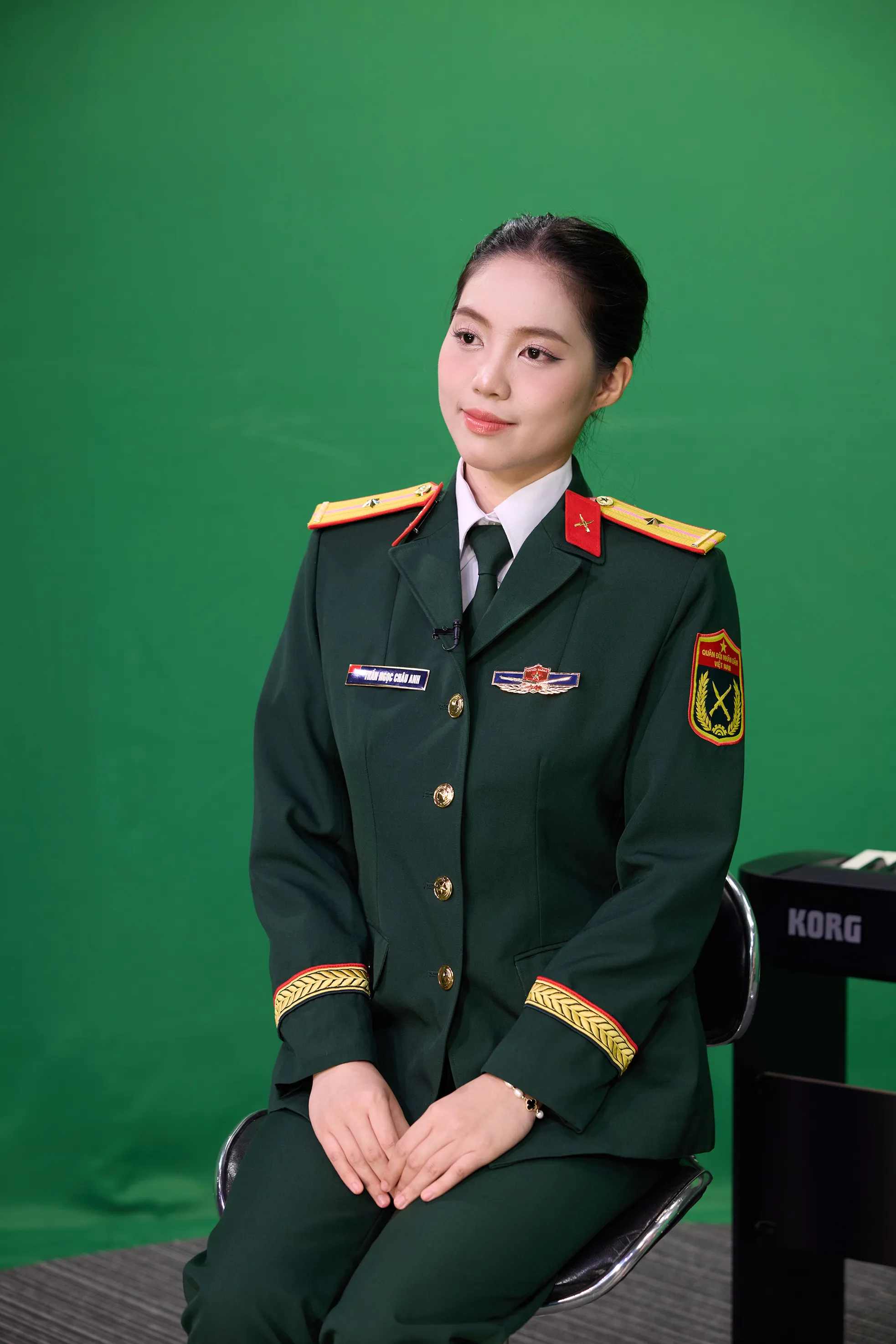 Châu Anh lần đầu mặc quân phục sau 6 tháng tập trung cho Hoa hậu Việt Nam ảnh 13