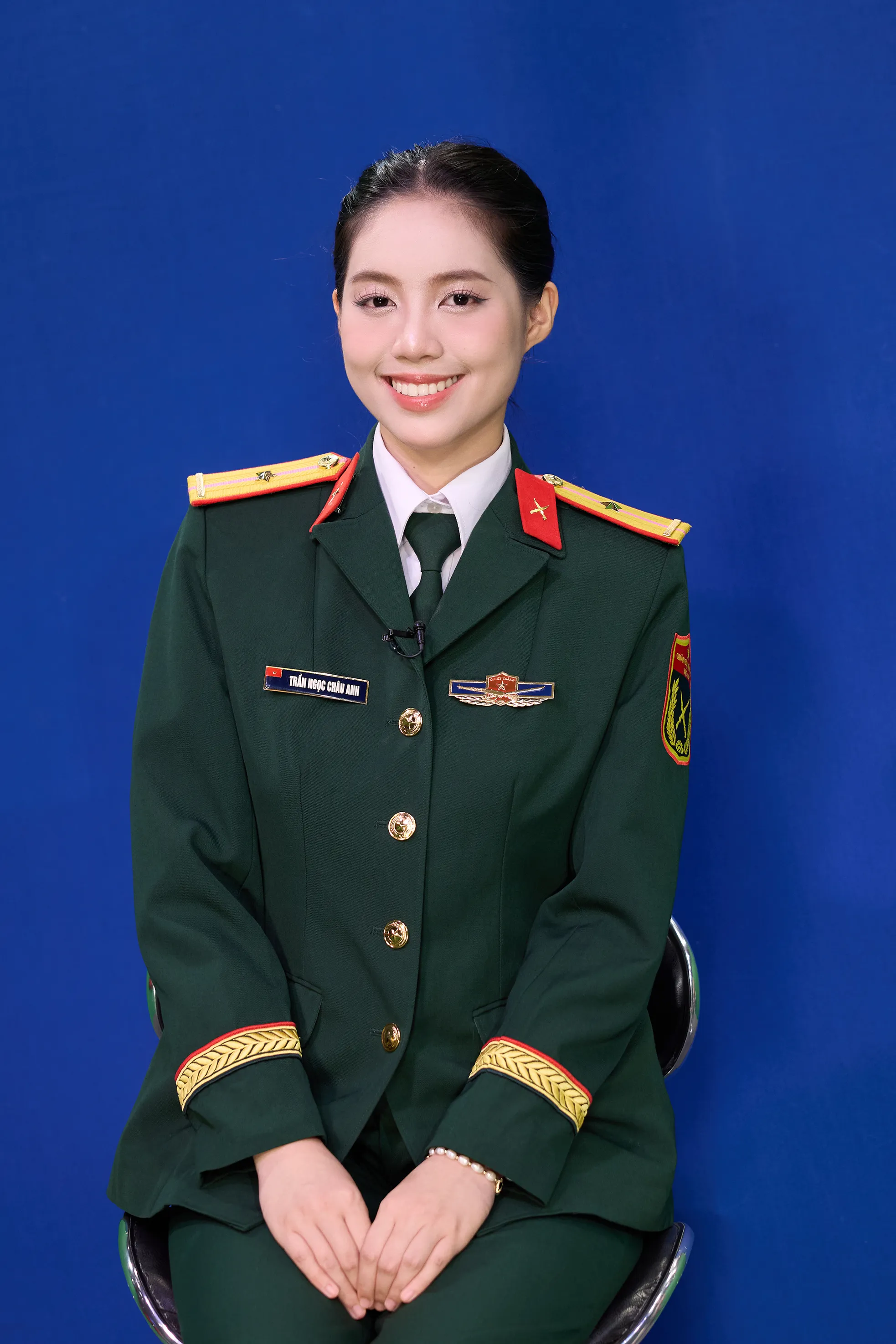 Châu Anh lần đầu mặc quân phục sau 6 tháng tập trung cho Hoa hậu Việt Nam ảnh 11