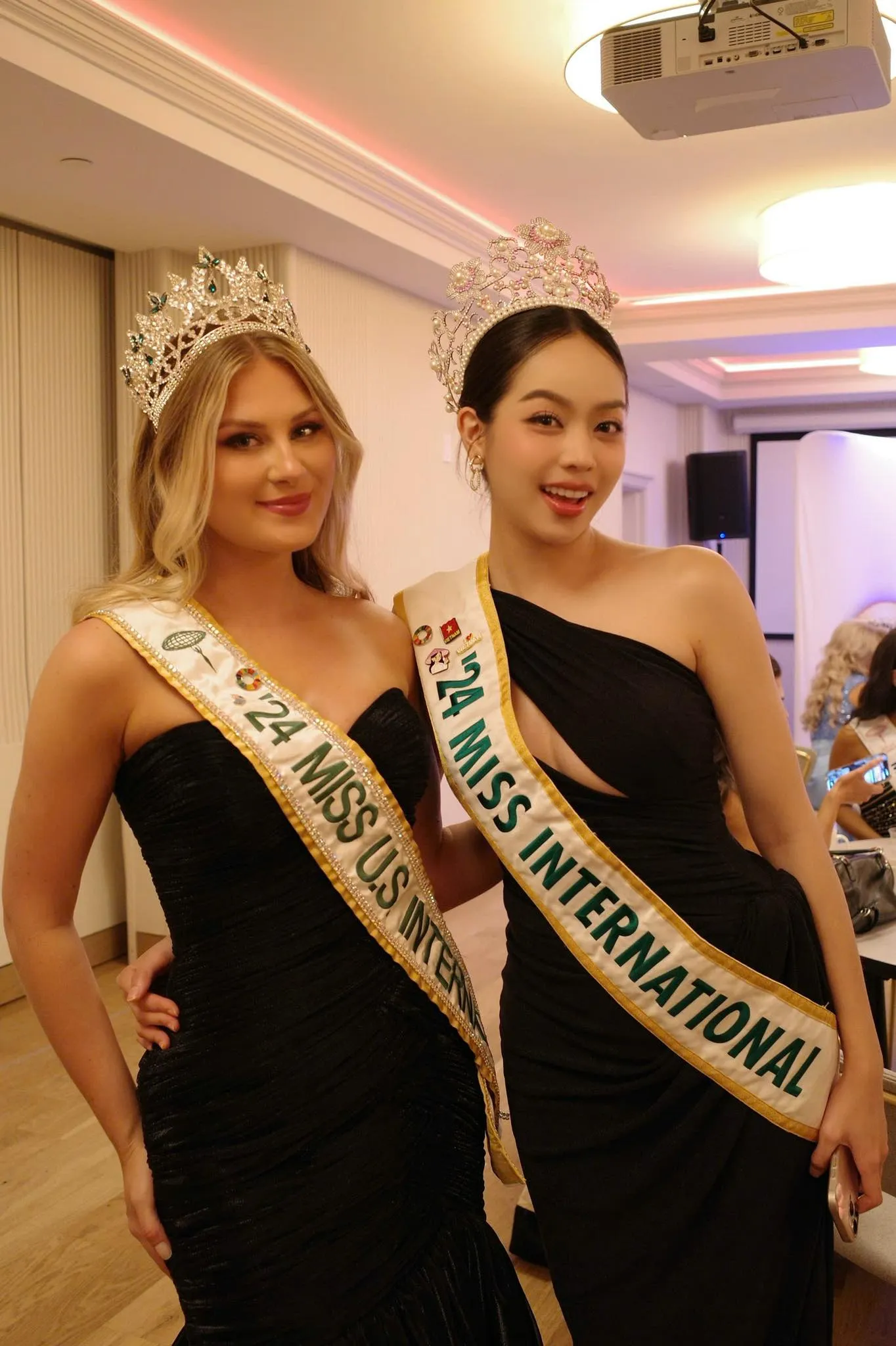 Thanh Thủy gặp đương kim Hoa hậu Trái Đất ở Mỹ ảnh 7