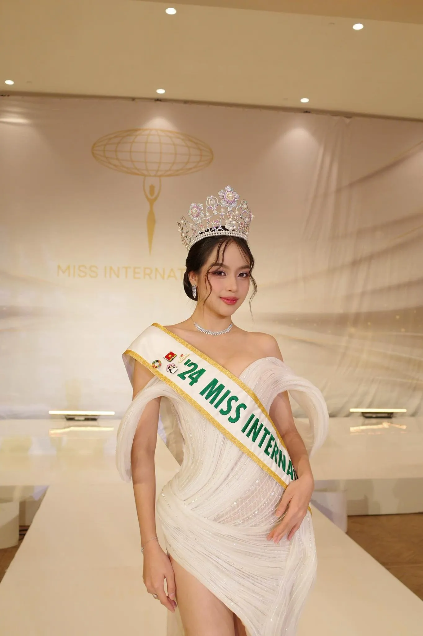 Thanh Thủy gặp đương kim Hoa hậu Trái Đất ở Mỹ ảnh 3