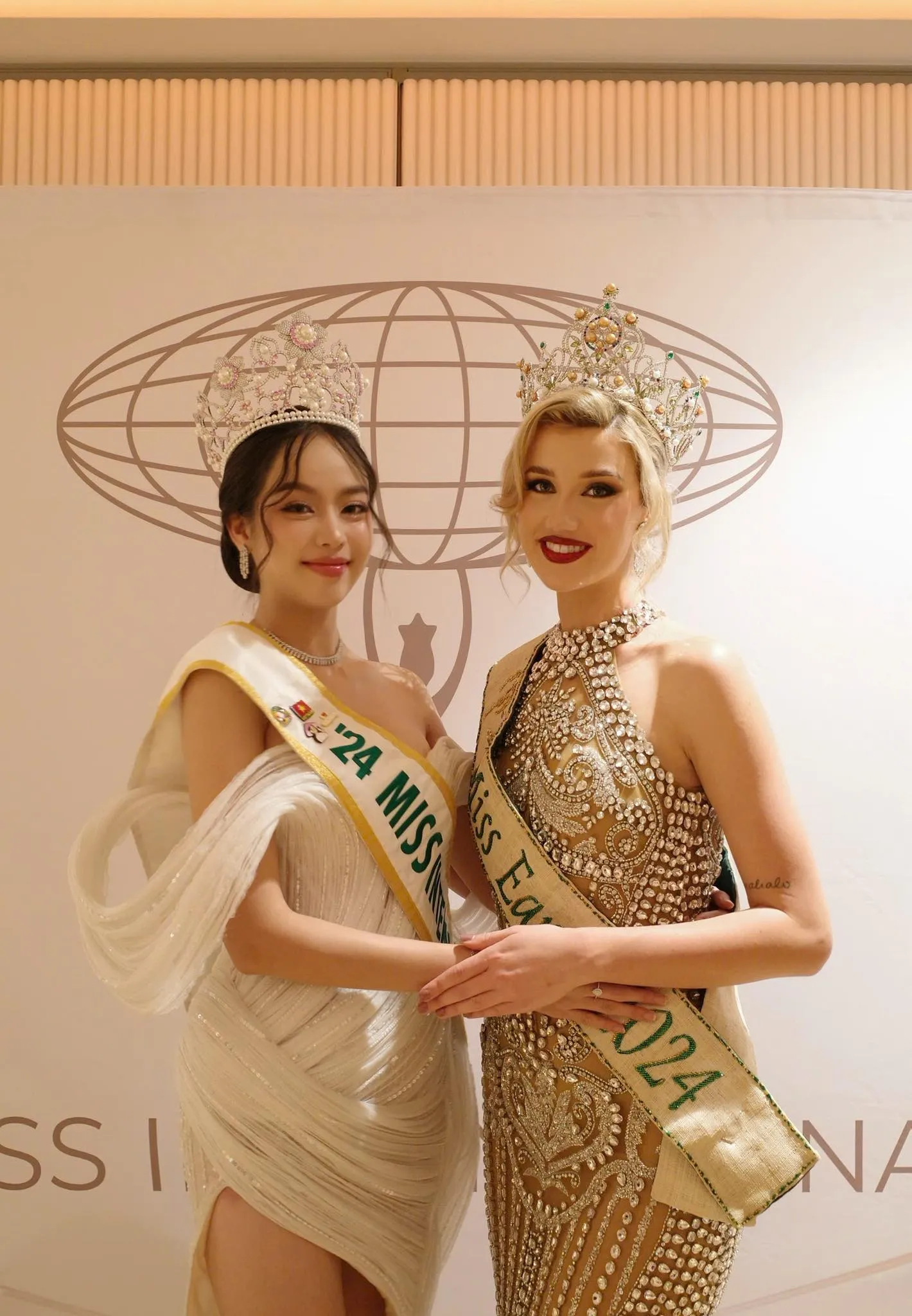 Thanh Thủy gặp đương kim Hoa hậu Trái Đất ở Mỹ ảnh 4