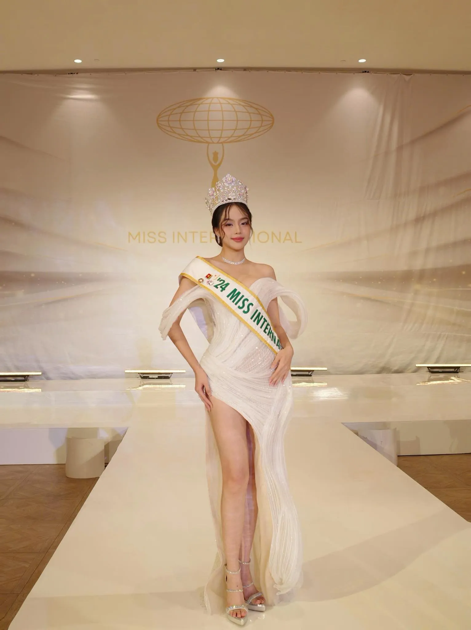 Thanh Thủy gặp đương kim Hoa hậu Trái Đất ở Mỹ ảnh 1