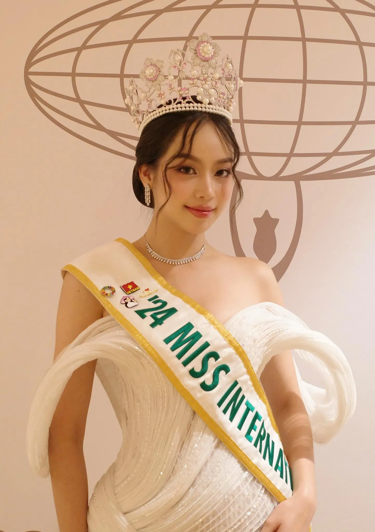 Thanh Thủy gặp đương kim Hoa hậu Trái Đất ở Mỹ ảnh 2