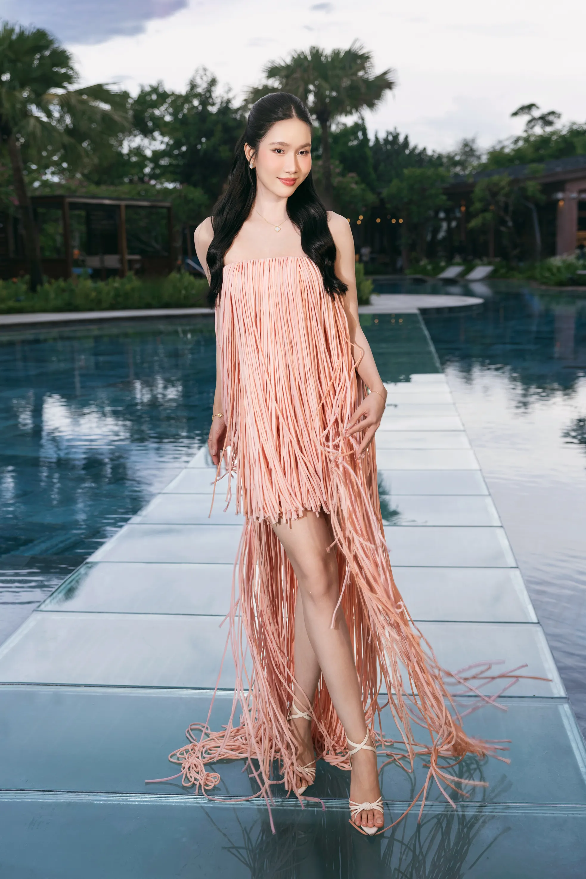 Hoa hậu Hà Trúc Linh, Á hậu Châu Anh, Vân Nhi trình diễn thời trang ảnh 13