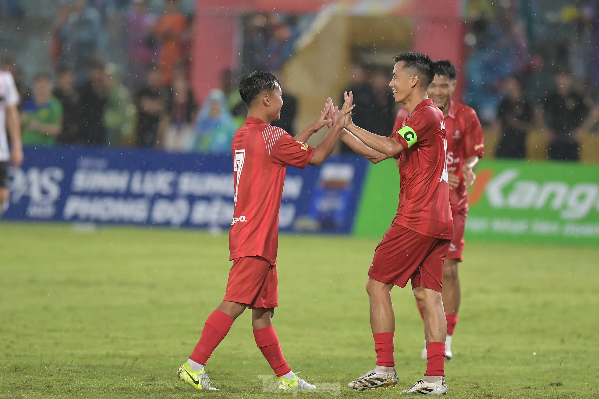 Văn Quyết lập cú đúp, giúp Việt Nam All Stars đánh bại các huyền thoại MU ảnh 6