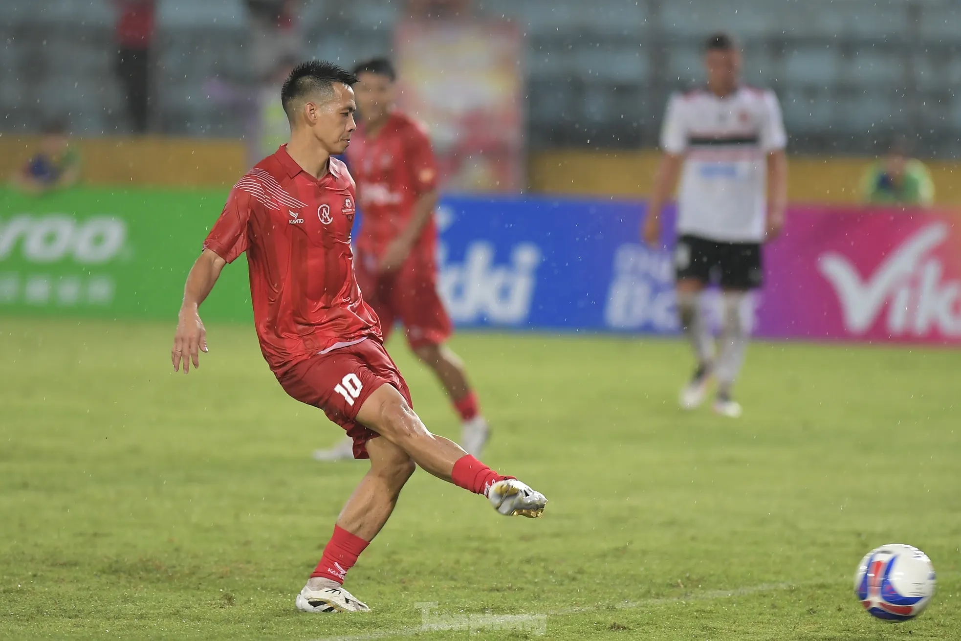 Văn Quyết lập cú đúp, giúp Việt Nam All Stars đánh bại các huyền thoại MU ảnh 10
