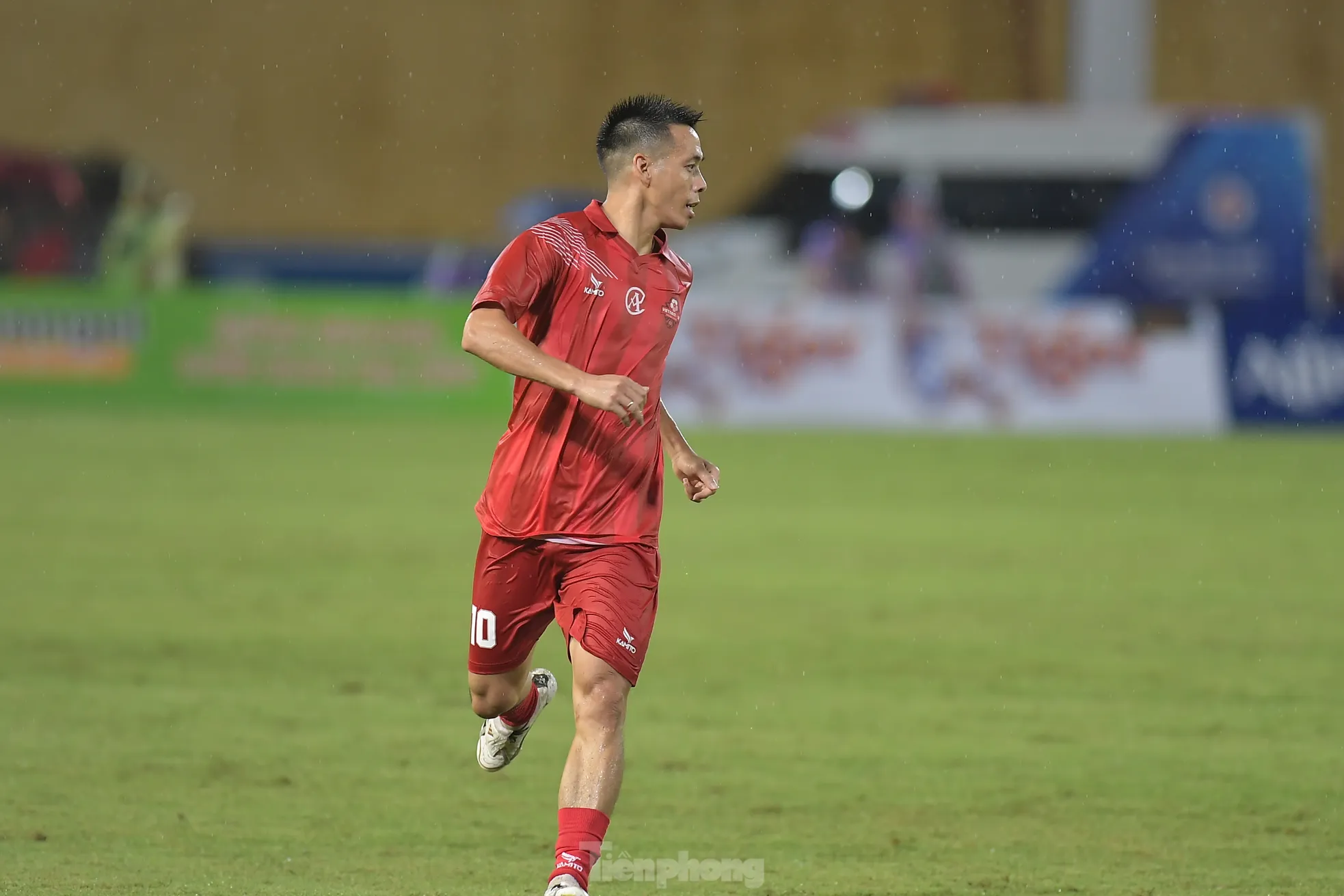 Văn Quyết lập cú đúp, giúp Việt Nam All Stars đánh bại các huyền thoại MU ảnh 8