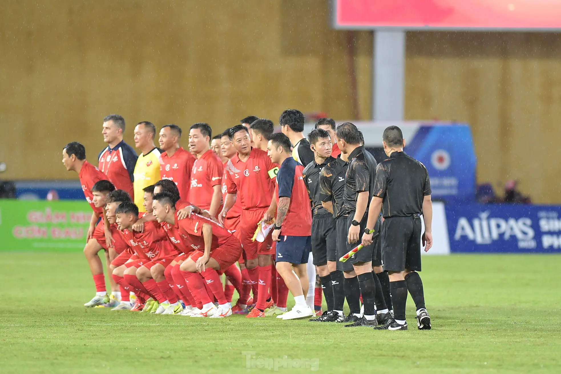 Văn Quyết lập cú đúp, giúp Việt Nam All Stars đánh bại các huyền thoại MU ảnh 1