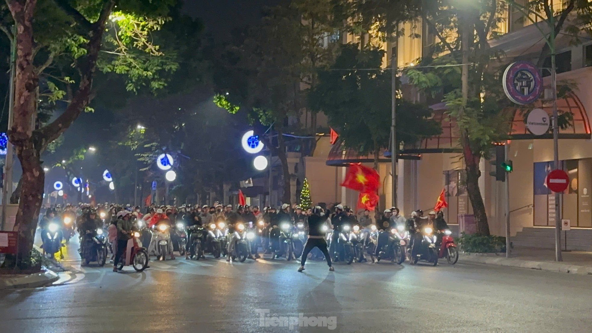 Đi bão văn minh của người dân trong đêm 'Hà Nội không ngủ' ảnh 11