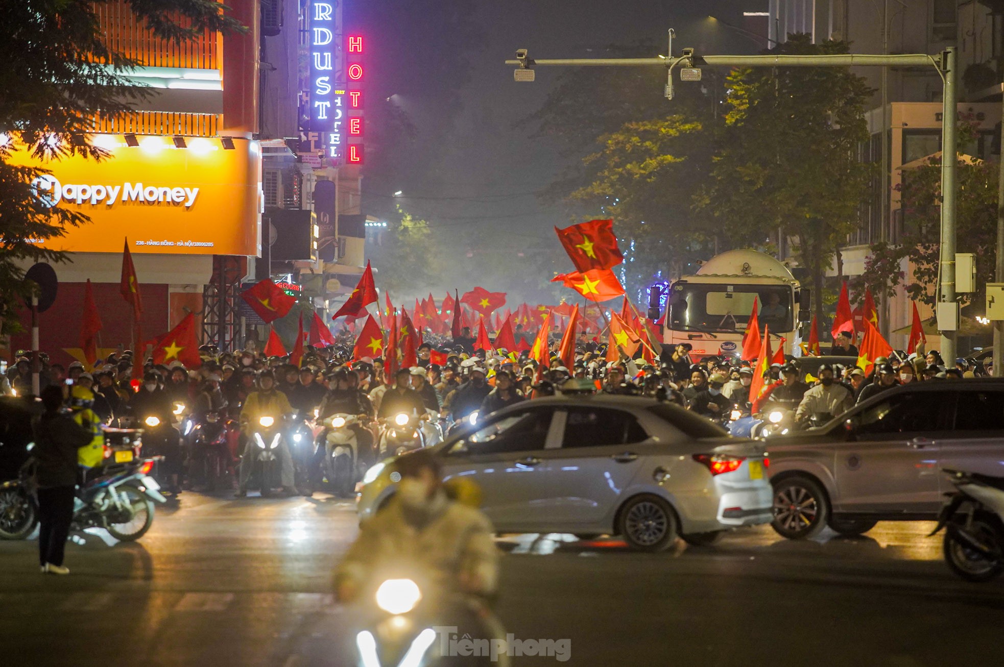 Đi bão văn minh của người dân trong đêm 'Hà Nội không ngủ' ảnh 2