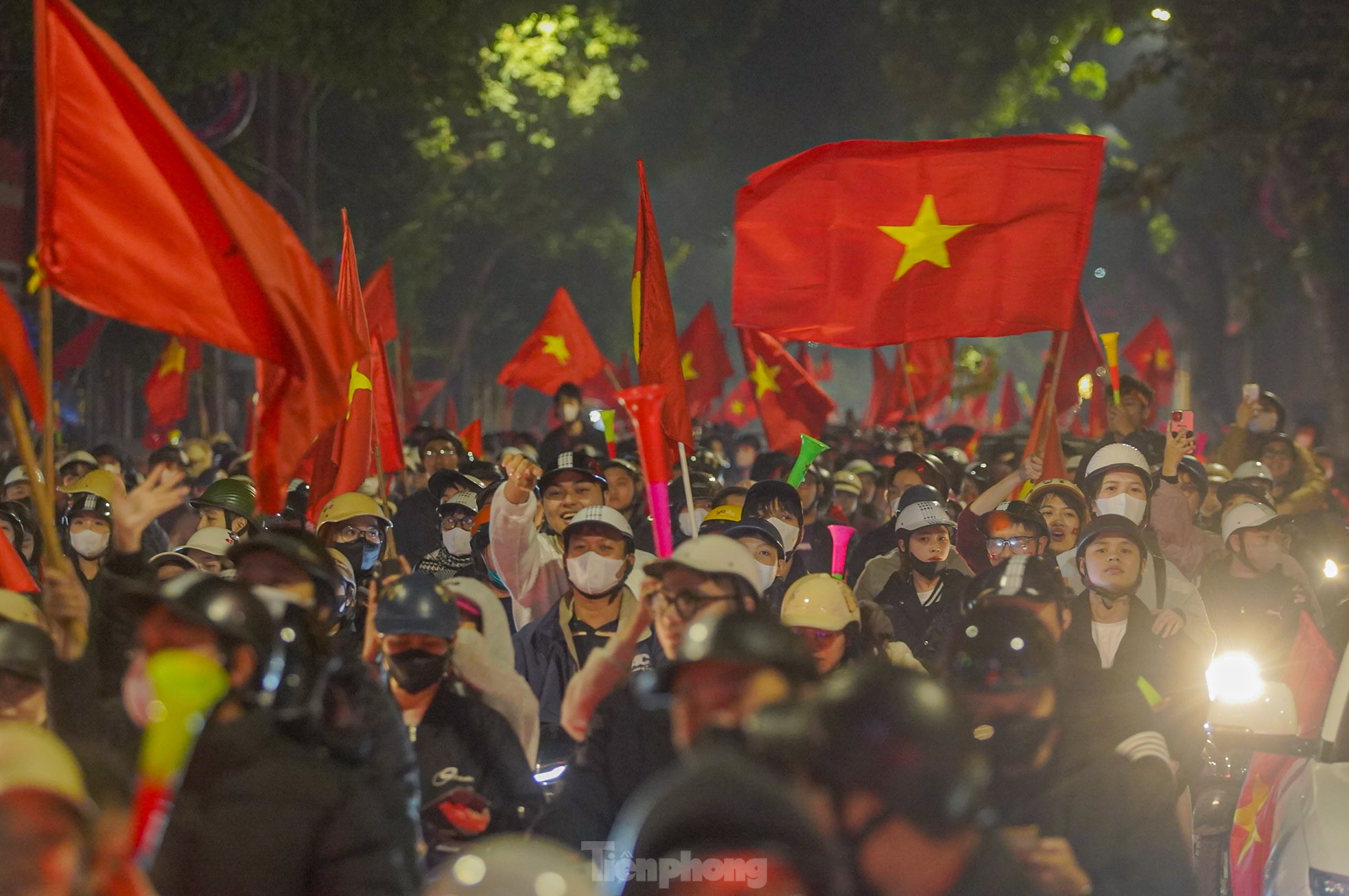 Đi bão văn minh của người dân trong đêm 'Hà Nội không ngủ' ảnh 3