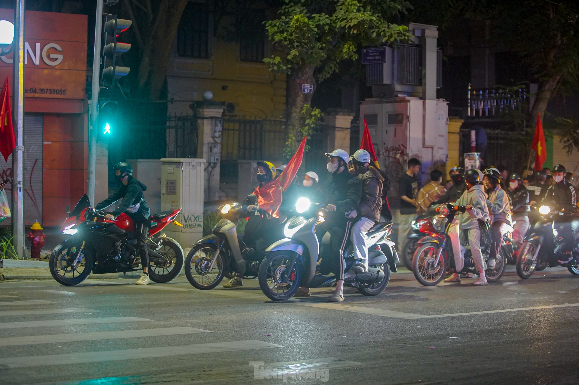 Đi bão văn minh của người dân trong đêm 'Hà Nội không ngủ' ảnh 4