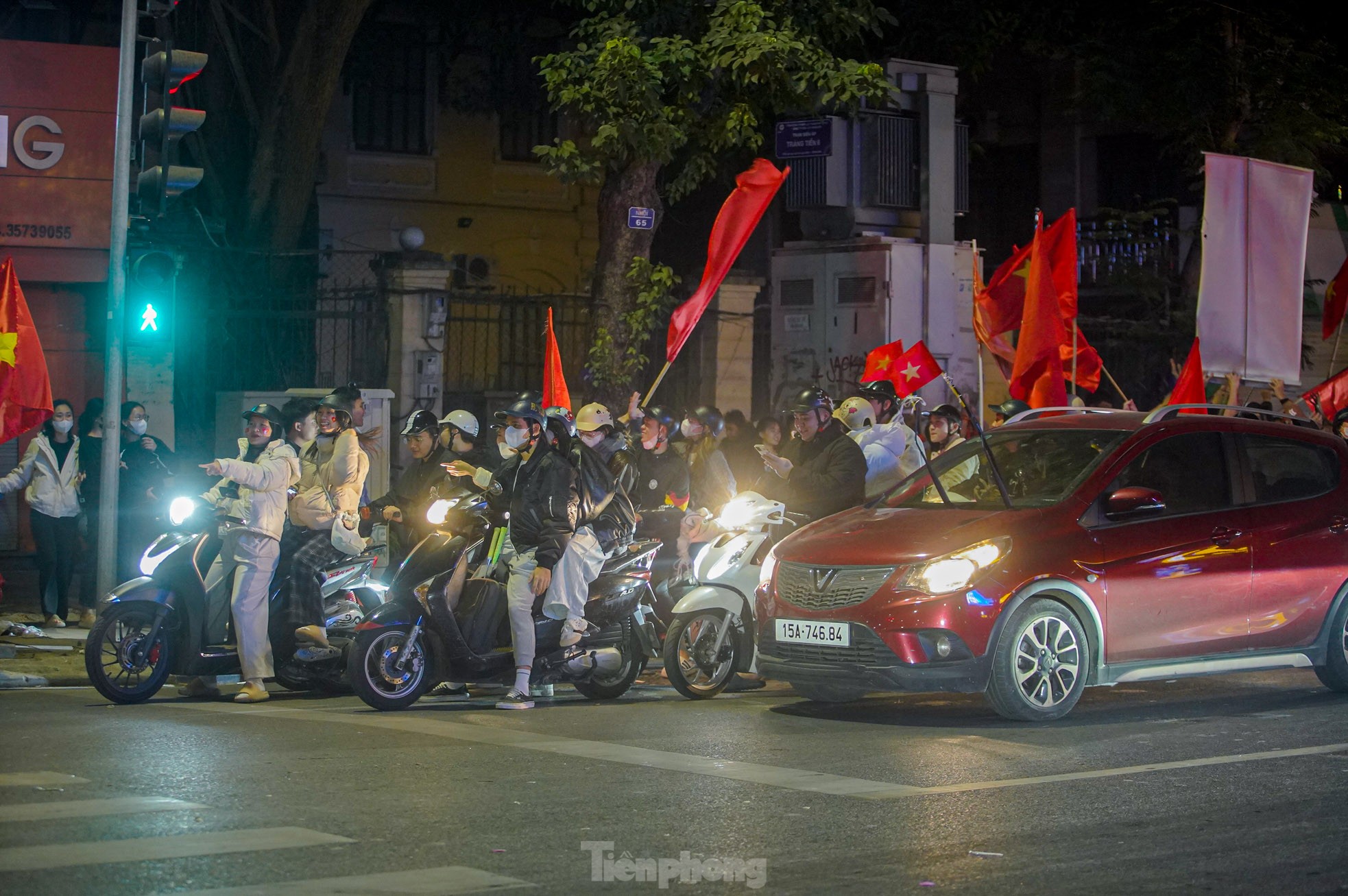 Đi bão văn minh của người dân trong đêm 'Hà Nội không ngủ' ảnh 5